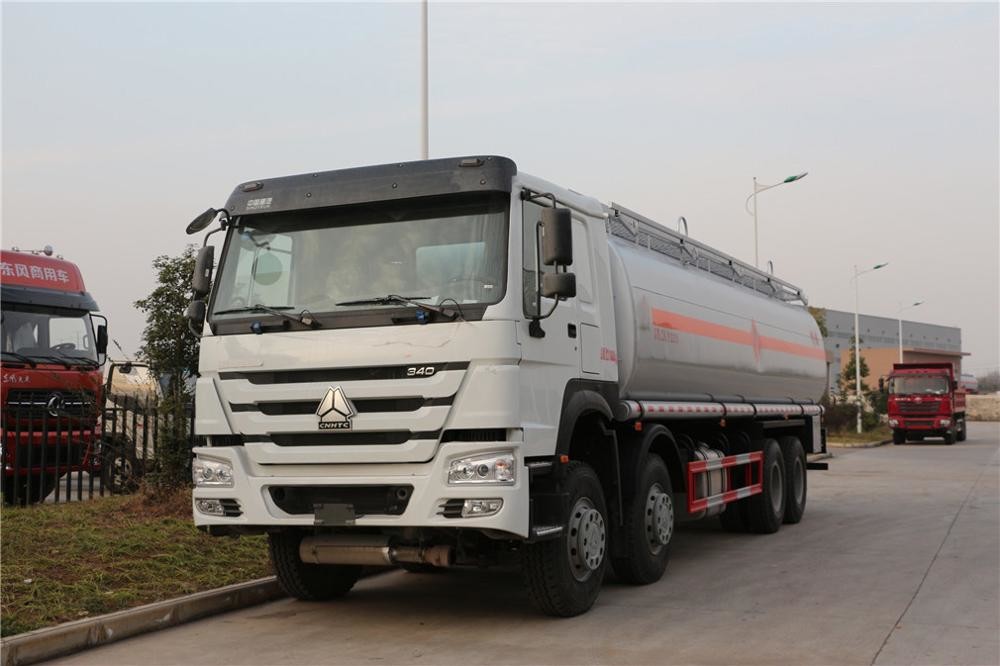 Sinotruk HOWO Sıvı Gaz Dizel Petrol Taşımacılığı İçin 8x4 Yakıt Dağıtım Tankeri