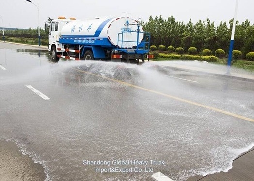 Sinotruk 3000 litrelik su tankeri su taşıma ve yol temizliği için sıçratıcı kamyon
