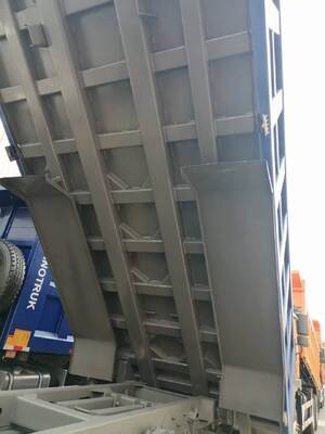 China Sinotruk HOWO Used 371/375HP 8x4 Right-Hand Drive Mini Dump Truck