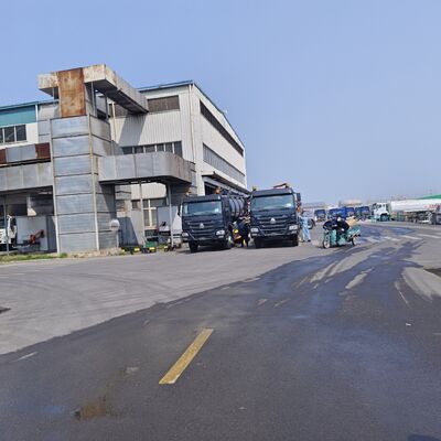 HOWO 15CBM, Septik Tank Temizliği için 6×4 Sürücü Tipi ve Hidrolik Çökme Sertifikasıyla Vakumlu Kanalizasyon Emik Kamyonu