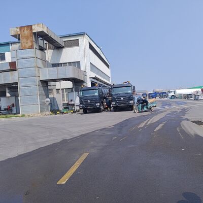 HOWO 15CBM Septik tank temizliği ve çamur taşımacılığı için 6*4 sürücü tekerle ve dizel yakıtlı vakumlu kanalizasyon emici kamyonu