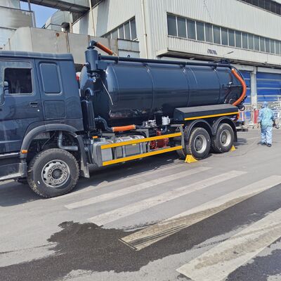 HOWO 15CBM Vakumlu Kanalizasyon Emme Kamyonu, 6 * 4 Tahrik Tekerleği ve Septik Tank Temizliği için Hidrolik Devrilme Deşarjı