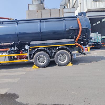 HOWO 15CBM Belediye ve Endüstriyel Atık Temizleme için 6 × 4 Tahrik Tipi ve 266HP Motorlu Vakumlu Kanalizasyon Emme Kamyonu