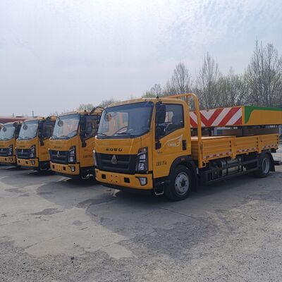HOWO 4×2 Çarpışma Yastığı Kamyonu, Çok Katmanlı Çelik Enerji Emen Yapısı Hidrolik Yükseltme Sistemi ve Otoyol Güvenliği İçin LED Uyarı Fenerleri