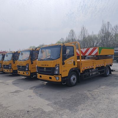 HOWO 4×2 Çarpışma Yastığı Kamyonu, Çok Katmanlı Çelik Enerji Emen Yapısı Hidrolik Yükseltme Sistemi ve Otoyol Güvenliği İçin LED Uyarı Fenerleri