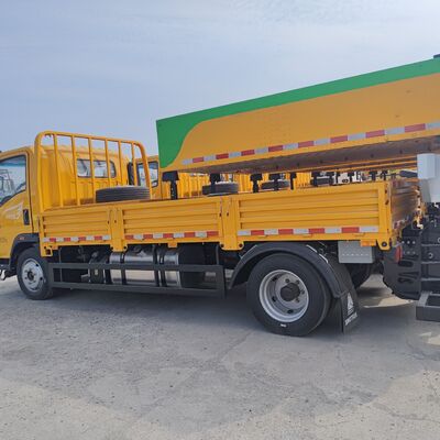 HOWO 4×2 Çarpışma Yastığı Kamyonu, Çok Katmanlı Çelik Enerji Emen Yapısı Hidrolik Yükseltme Sistemi ve Otoyol Güvenliği İçin LED Uyarı Fenerleri