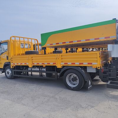 HOWO 4×2 Çarpışma Yastığı Kamyonu, Çok Katmanlı Çelik Enerji Emen Yapısı Hidrolik Yükseltme Sistemi ve Otoyol Güvenliği İçin LED Uyarı Fenerleri