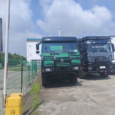 HOWO 6x4 Su Tankı Kamyonu, 20.000L Kapasite, 371HP Motor ve Yol Temizliği ve Toz Eliminasyonu için Karbon Çelik Tank