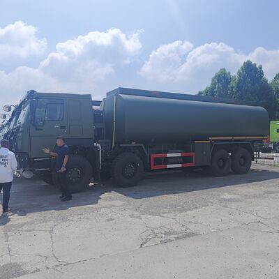 HOWO 8×8 371HP motorlu ve ağır yük yakıt taşımacılığı için 8×8 dört tekerlekten çekişli 45,000L yakıt tankı kamyonu