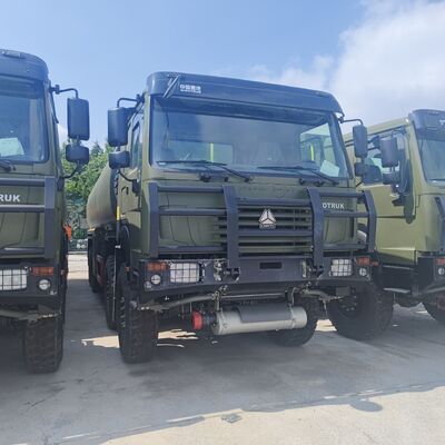 HOWO 8×8 371HP motorlu ve ağır yük yakıt taşımacılığı için 8×8 dört tekerlekten çekişli 45,000L yakıt tankı kamyonu