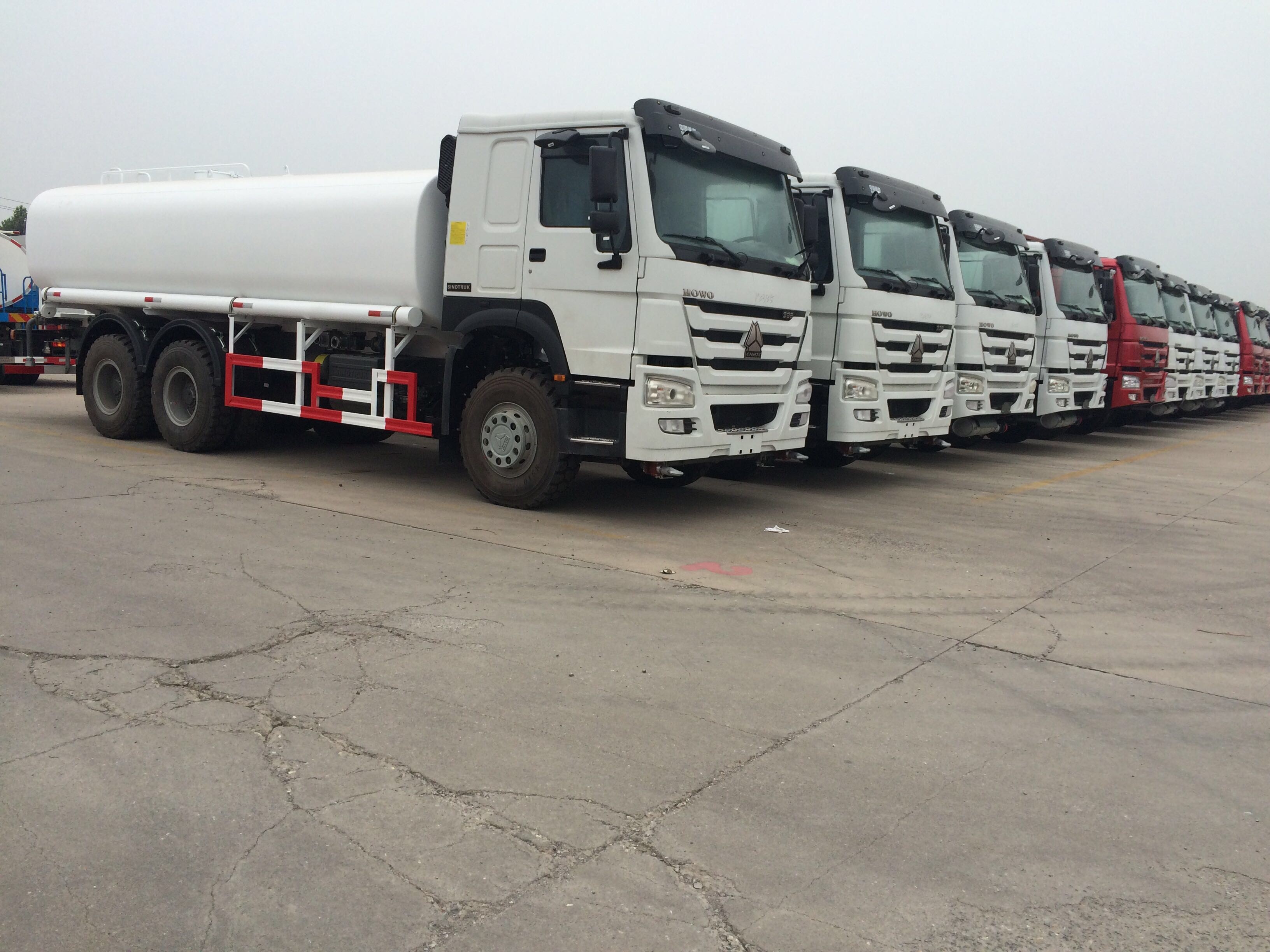 SINOTRUK HOWO 28000L RHD Tanker Kamyonet 8x4 6x4 Sürüş 12 lastik