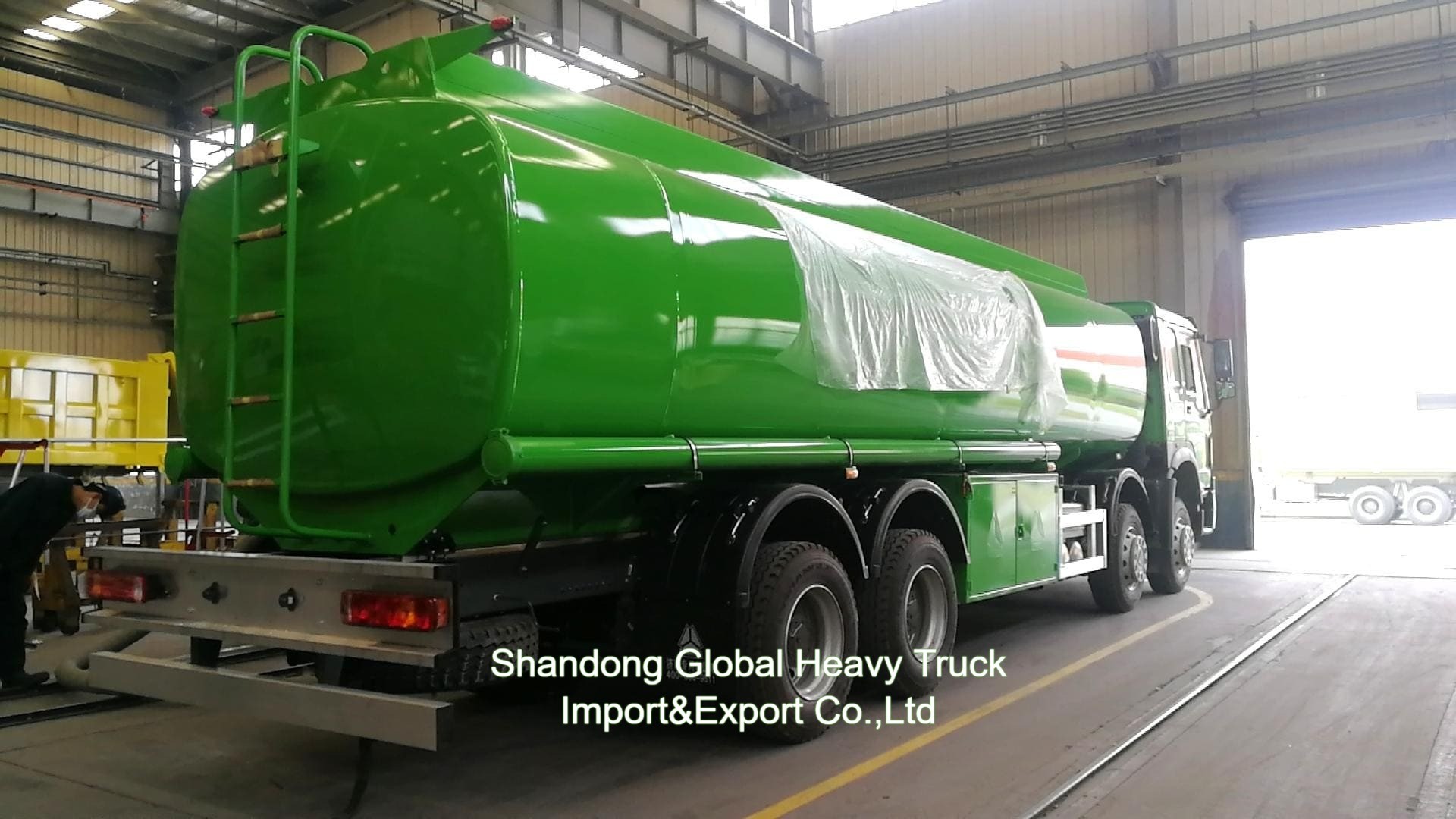 Sinotruk HOWO 8*4 Yakıt Tankı Kamyonu 12 Tekerlekli Petrol Tankörü 30000L Dönüştürme Kamyonu