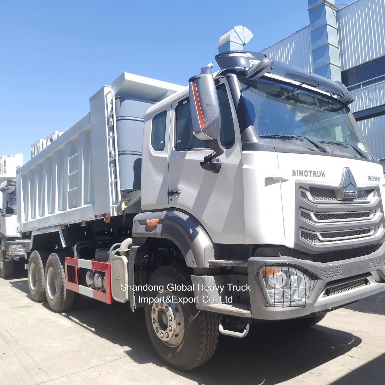 En iyi durum 6*4 10 lastik Çöp kamyonu Sinotruk Nx Hohan 30 tonlu madencilik çöp kamyonu satılıyor