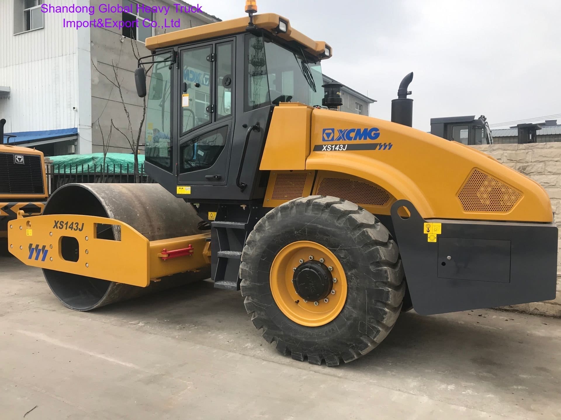 Resmi Kompaktör Çin 14 ton ağır kendi kendine hareket eden titreşimli rulo Xs143j Cezayir'de