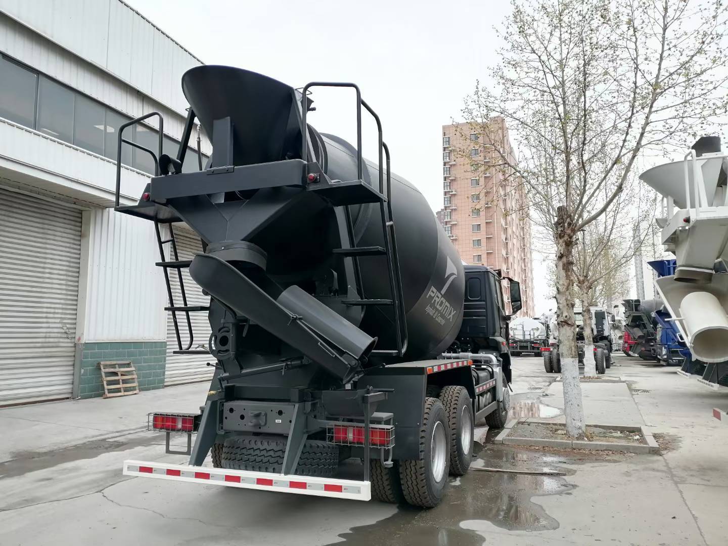 Sinotruk HOWO 6X4 Ağır Hizmet Tipi 12m3 Beton Mikseri Kamyonu, 30T Yük Kapasitesi ve 300-400hp Motor