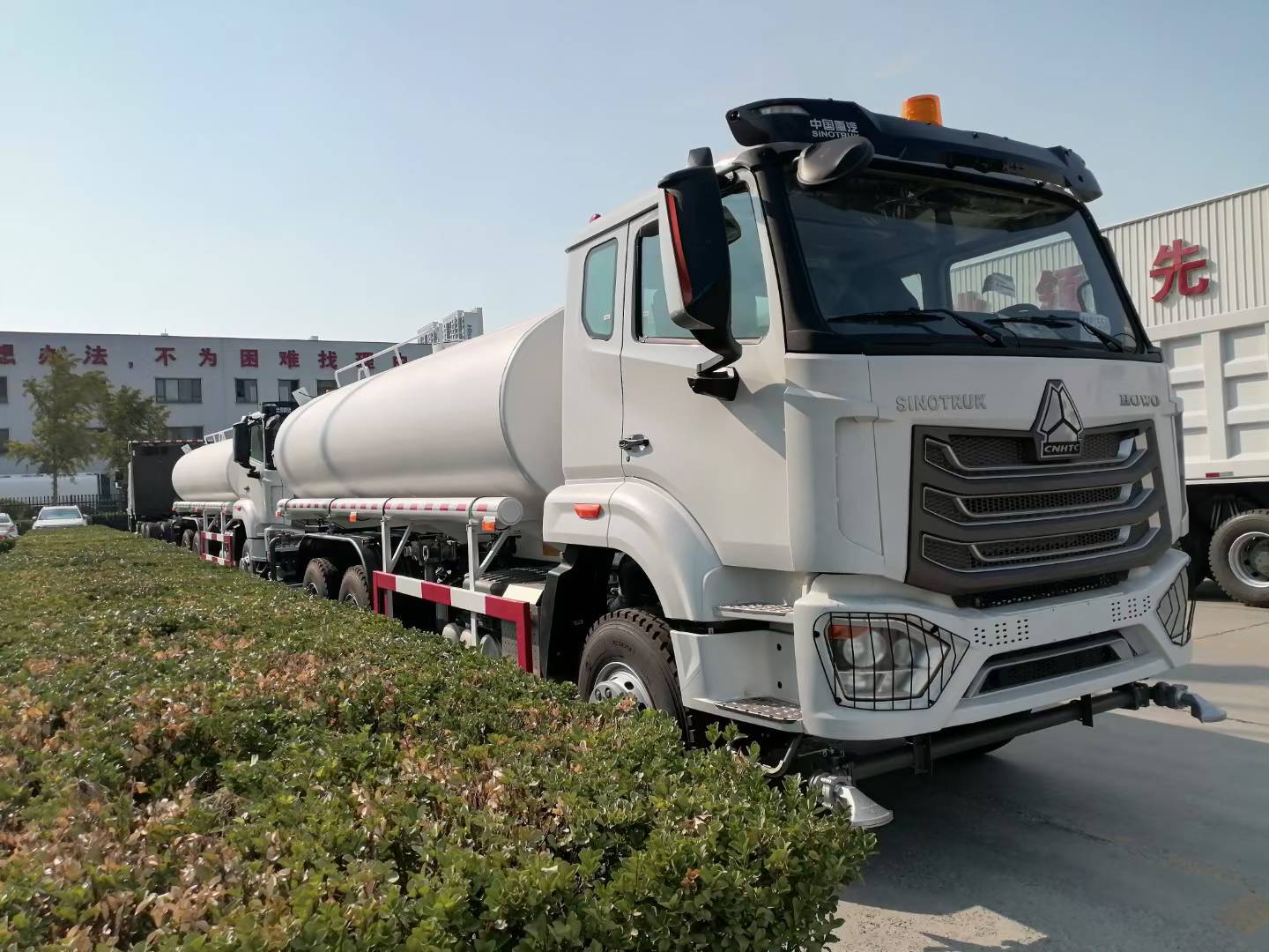 Yeni Sinotruk HOWO TX/NX 6×4 Sprinkler Su Tankı 20 ton yük kapasitesi ve paslanmaz çelik tankı