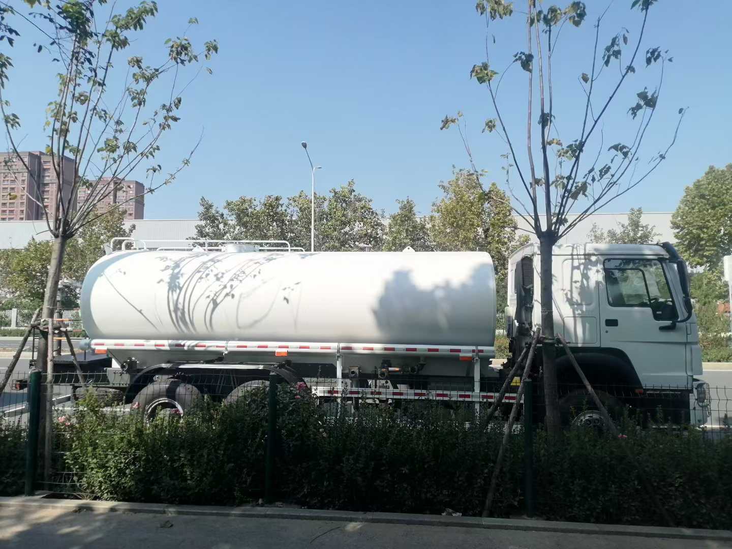 21-30 ton yük kapasitesi olan HOWO Su Tankı Kamyonu ve Güvenilir Su Taşıma ve Serpilme için Sinotruk HOWO Şasi