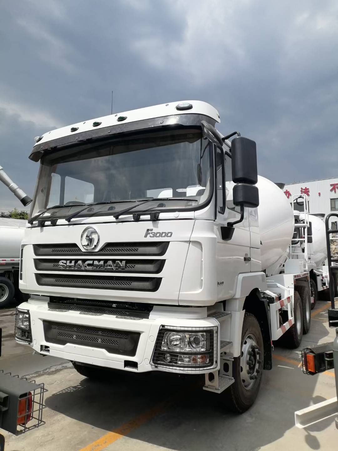 Sinotruk HOWO 8X4 371HP 14cbm Beton Mikser Kamyonu Zz1317n3261W