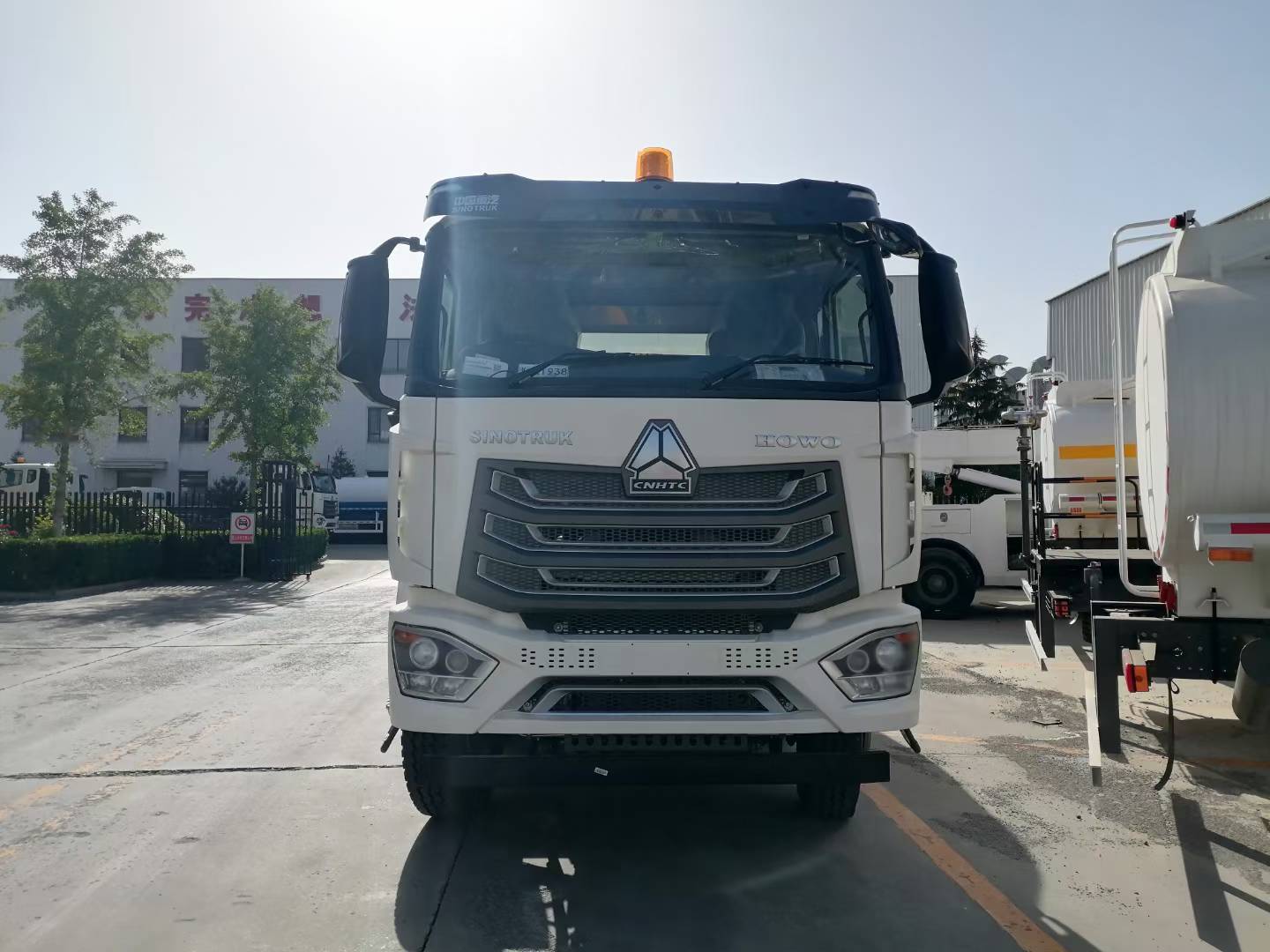 Yeni Sinotruk HOWO 8x4 Beton Mikseri Kamyonu, 12-16 m³ Tambur Kapasitesi ve 371-400HP Motor ile Ağır Hizmet İnşaatı için