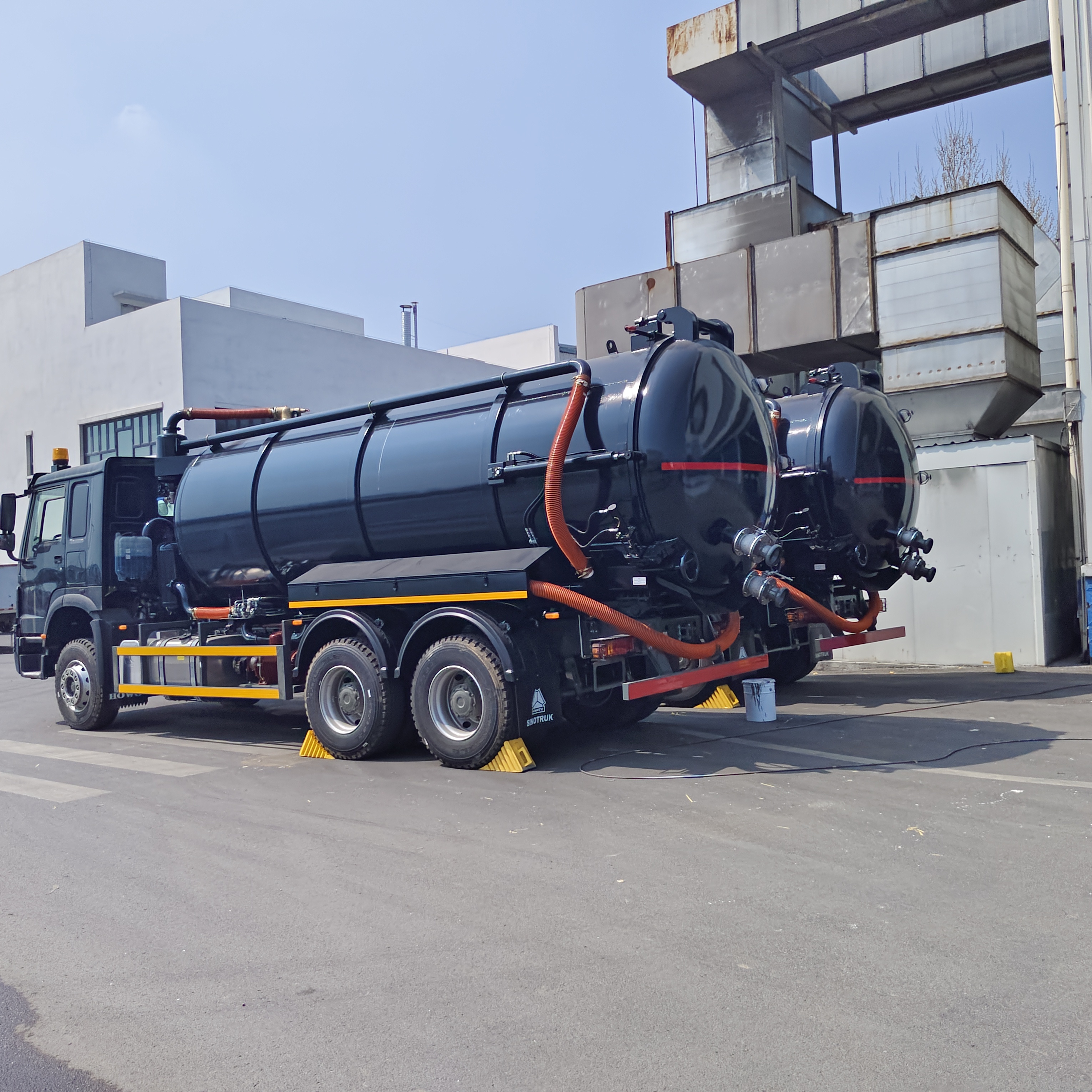 HOWO 15CBM Septik tank temizliği ve çamur taşımacılığı için 6*4 sürücü tekerle ve dizel yakıtlı vakumlu kanalizasyon emici kamyonu