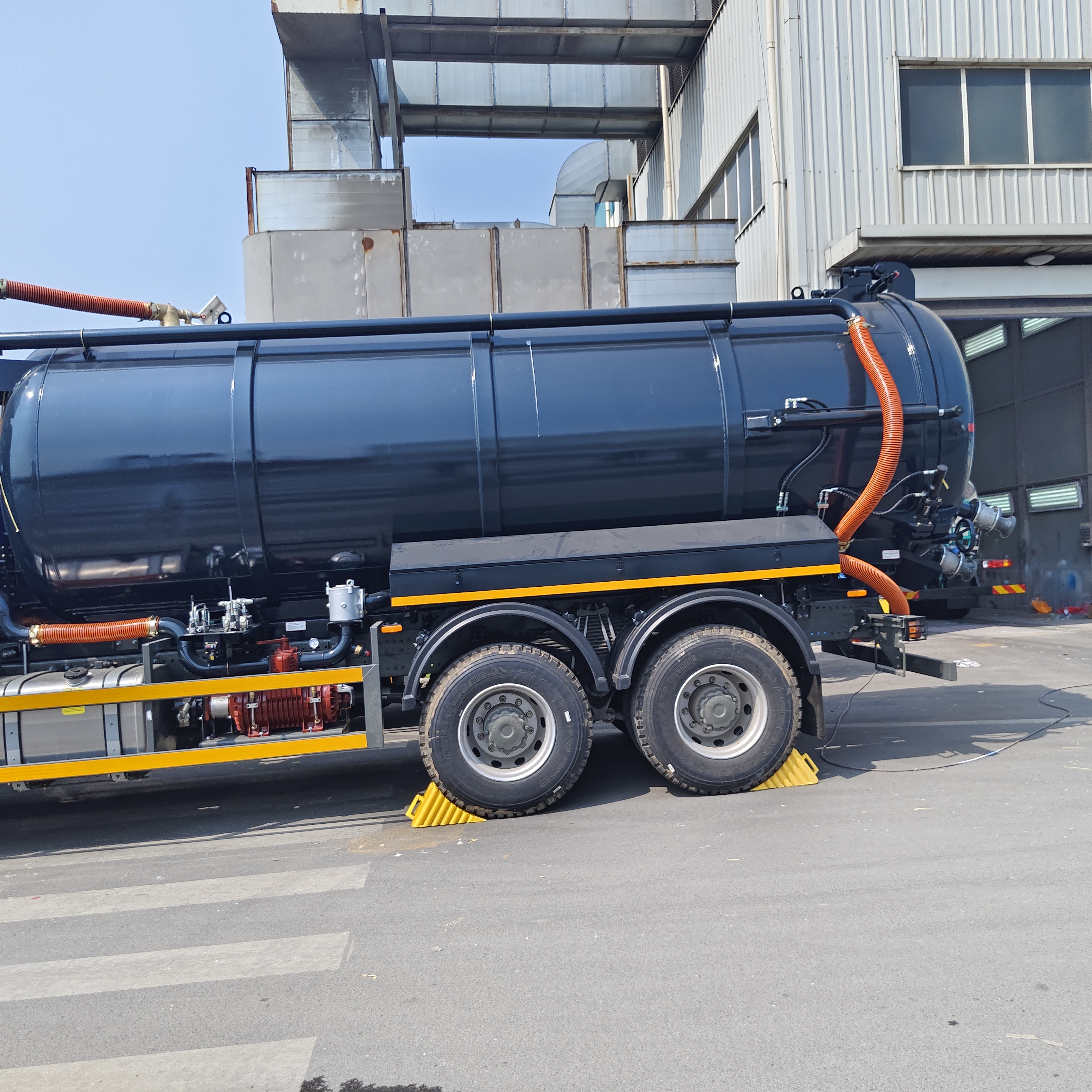 HOWO 15CBM, Septik Tank Temizliği için 6×4 Sürücü Tipi ve Hidrolik Çökme Sertifikasıyla Vakumlu Kanalizasyon Emik Kamyonu