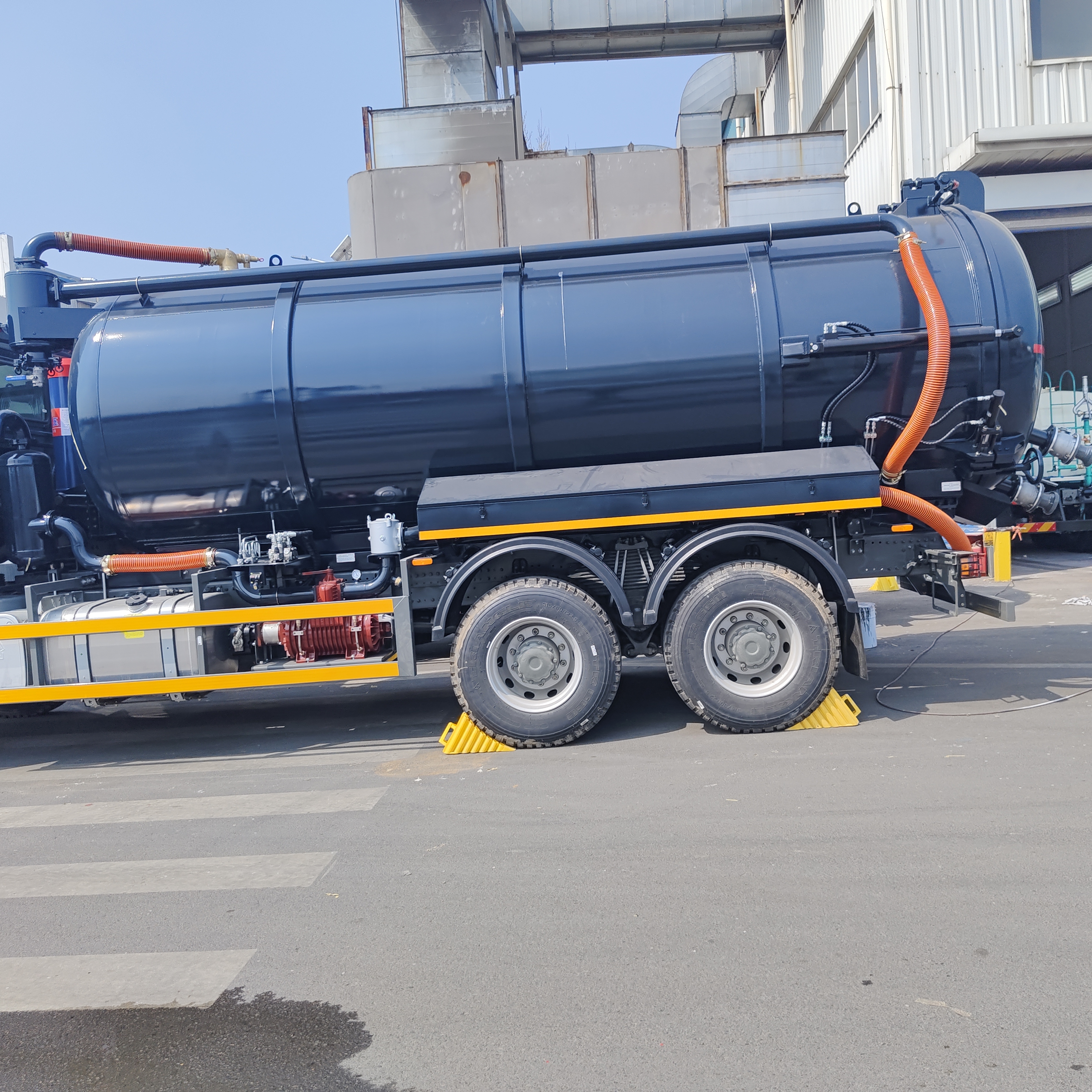 HOWO 15CBM Vakumlu Kanalizasyon Emme Kamyonu, 266HP Motorlu ve Septik Tank Temizliği için 6 × 4 Tahrikli