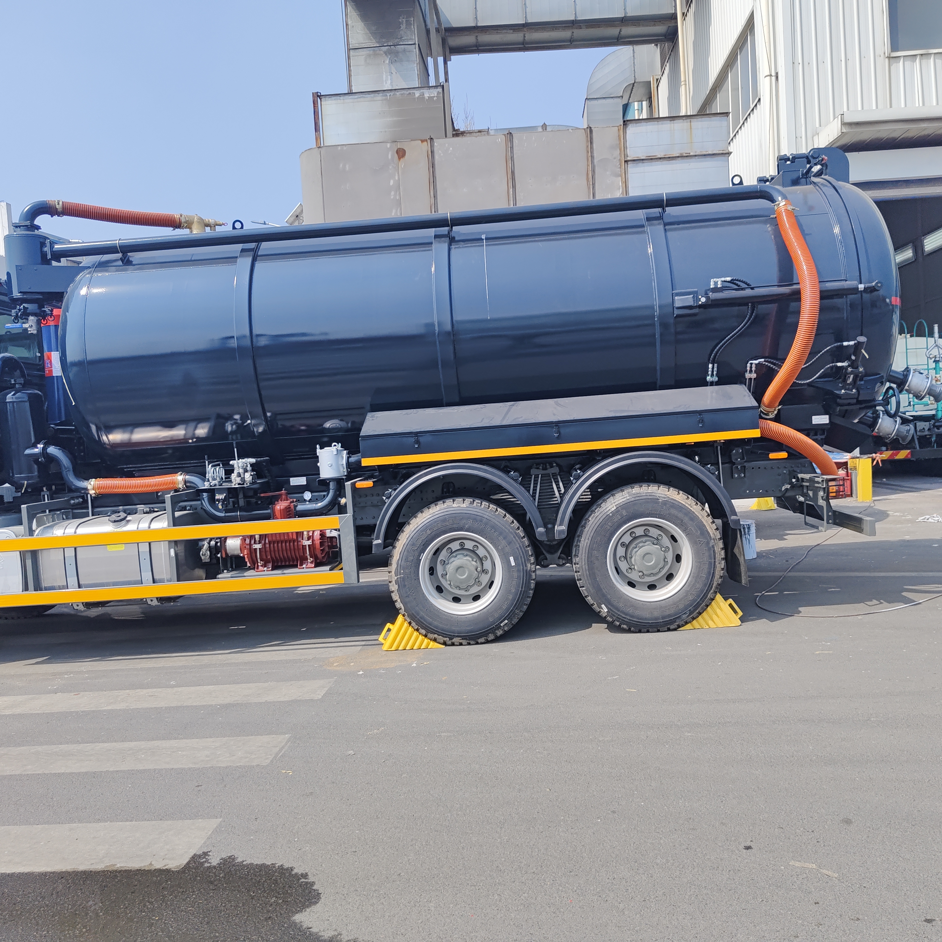 HOWO 15CBM, Septik tank temizliği için 6*4 sürücü tekerle ve 251-350 beygir gücüne sahip vakumlu kanalizasyon emici kamyonu
