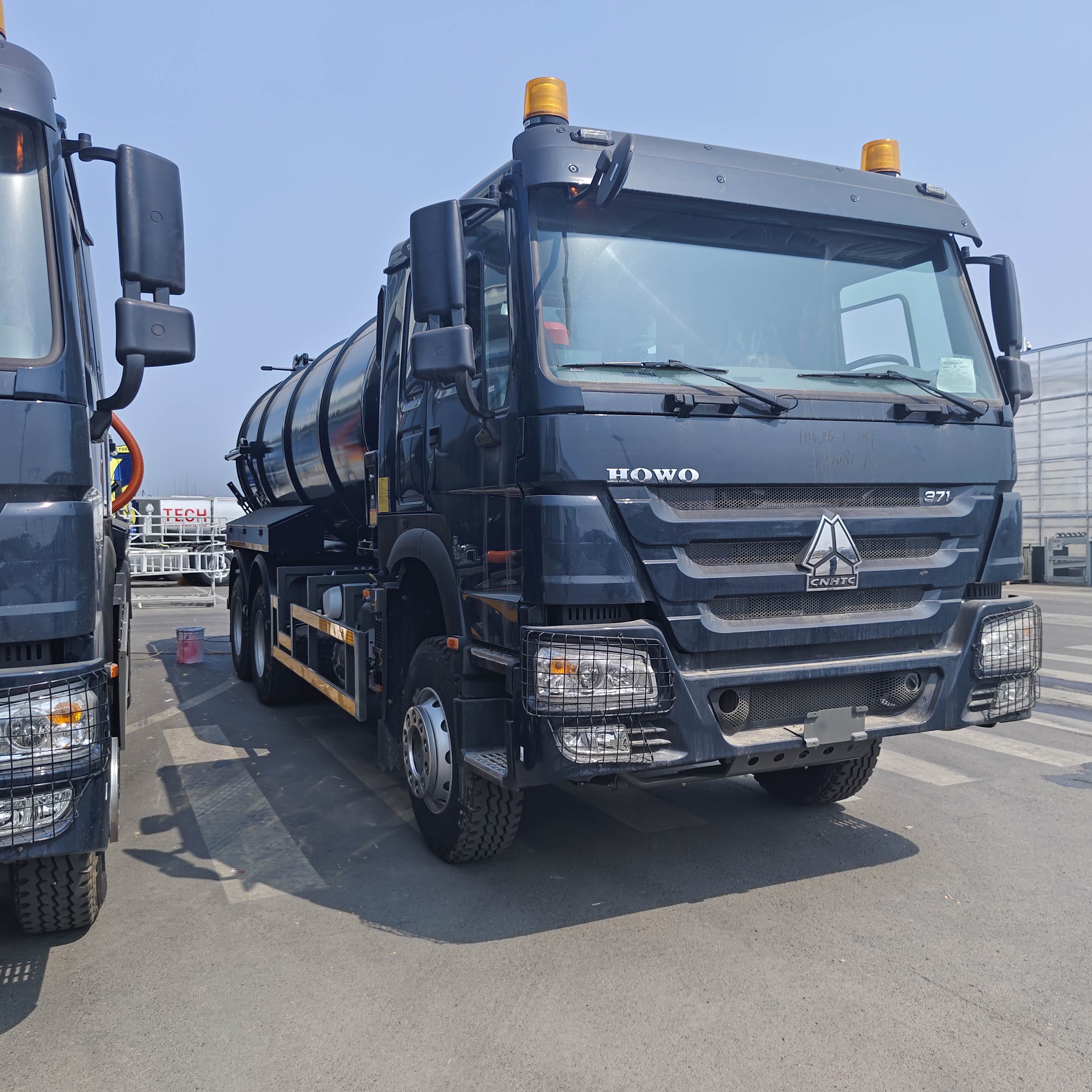 HOWO 15CBM Septik tank temizliği ve çamur taşımacılığı için 6*4 sürücü tekerle ve dizel yakıtlı vakumlu kanalizasyon emici kamyonu