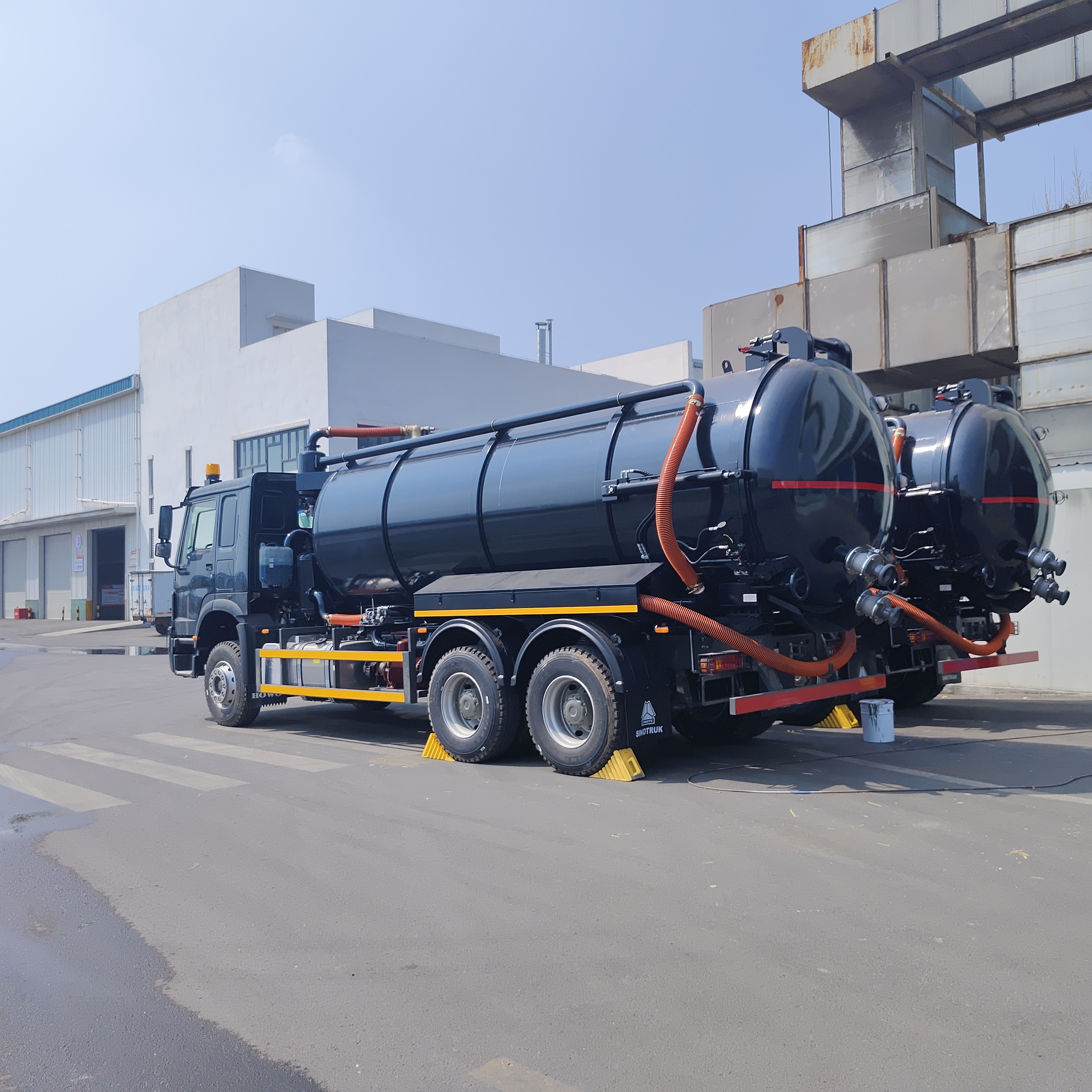 HOWO 15CBM Belediye ve Endüstriyel Atık Temizliği için 6×4 Sürüş Tipi ve 266 HP Motor Gücüyle Vakumlu Kanalizasyon Emik Kamyonu