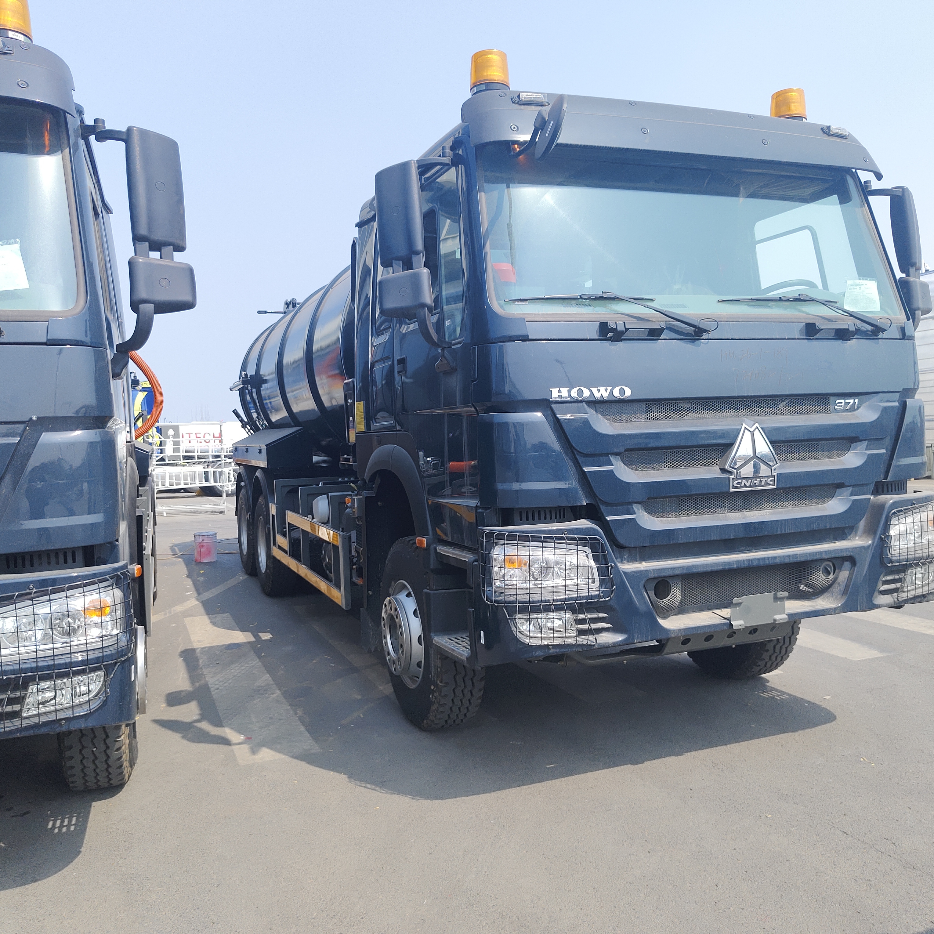 HOWO 15CBM Belediye ve Endüstriyel Atık Temizleme için 6 × 4 Tahrik Tipi ve 266HP Motorlu Vakumlu Kanalizasyon Emme Kamyonu
