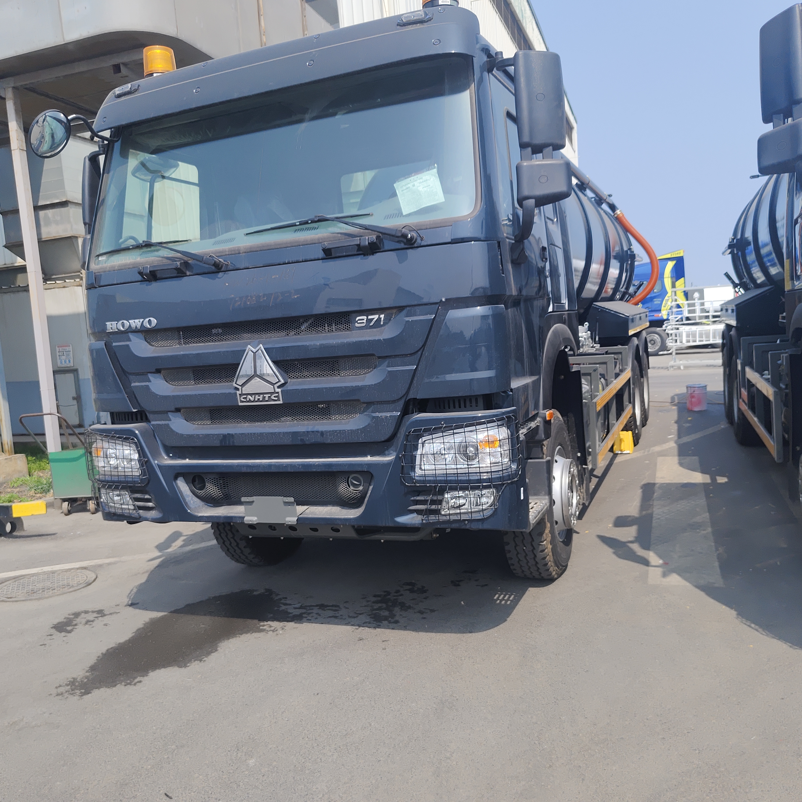 HOWO 15CBM Sanayi Atıkları Temizleme için 371 beygir gücü ve 6×4 tahrik tekerleği ile vakumlu kanalizasyon emici kamyonu