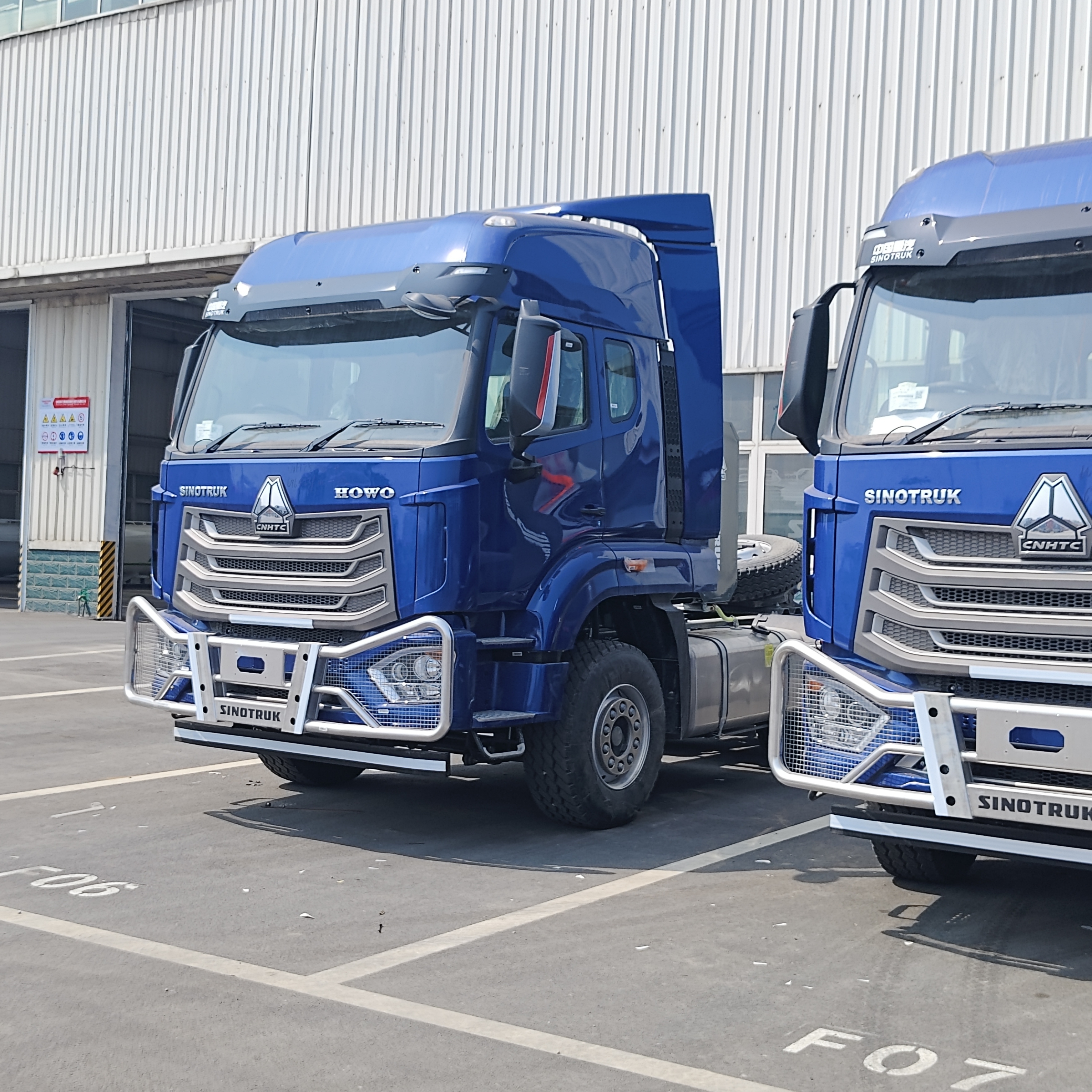 HOWO NX 6×4 ağır yük taşımacılığı için 380 HP motorlu ve ağır iş yaprağı yay süspansiyonu olan traktör kamyonu