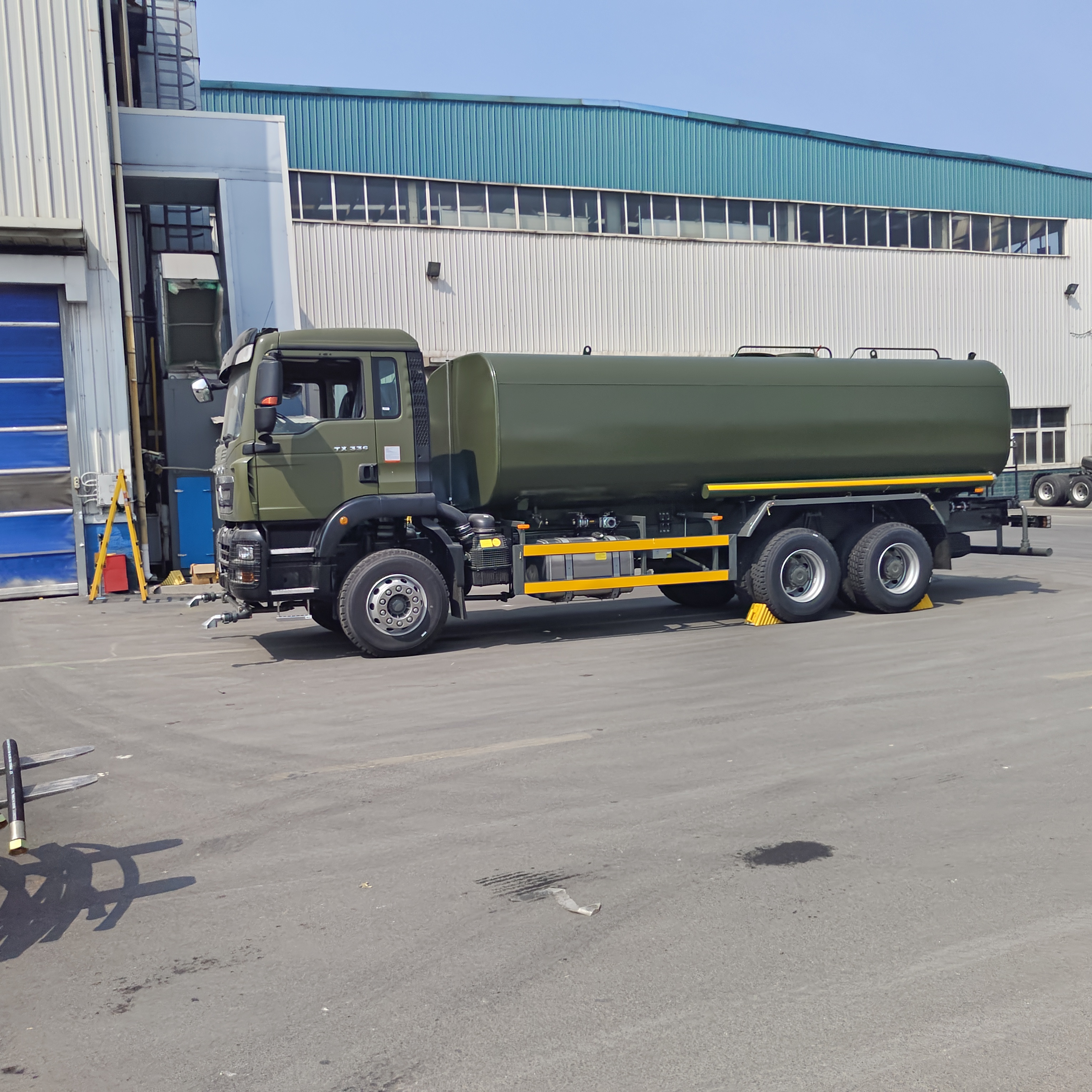 HOWO TX 6×4 Su Tankı Kamyonu, 20T Yük Taşıma Kapasitesi Euro 2 Emisyon Standardı ve Toz Kontrolü ve Belediye Temizliği için >16m Yağmurlama Alanı
