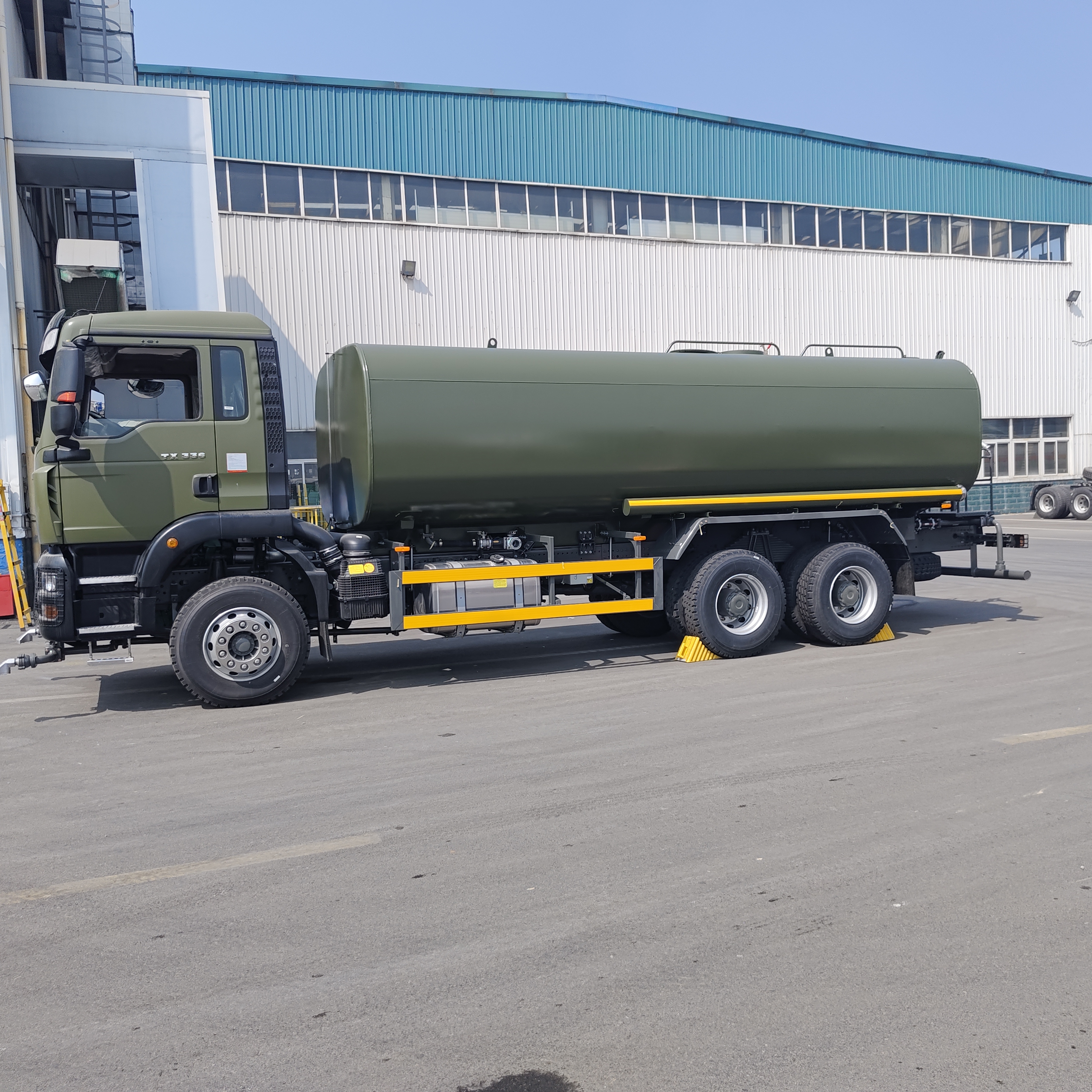 HOWO TX 6×4 Su Tankı Kamyonu, 15-20 CBM Kapasiteli Yüksek Basınçlı Merkezi Çevre Su Pompası ve Toprak Temizliği ve Toprak Temizliği İçin Güçlendirilmiş Tank Vücudu