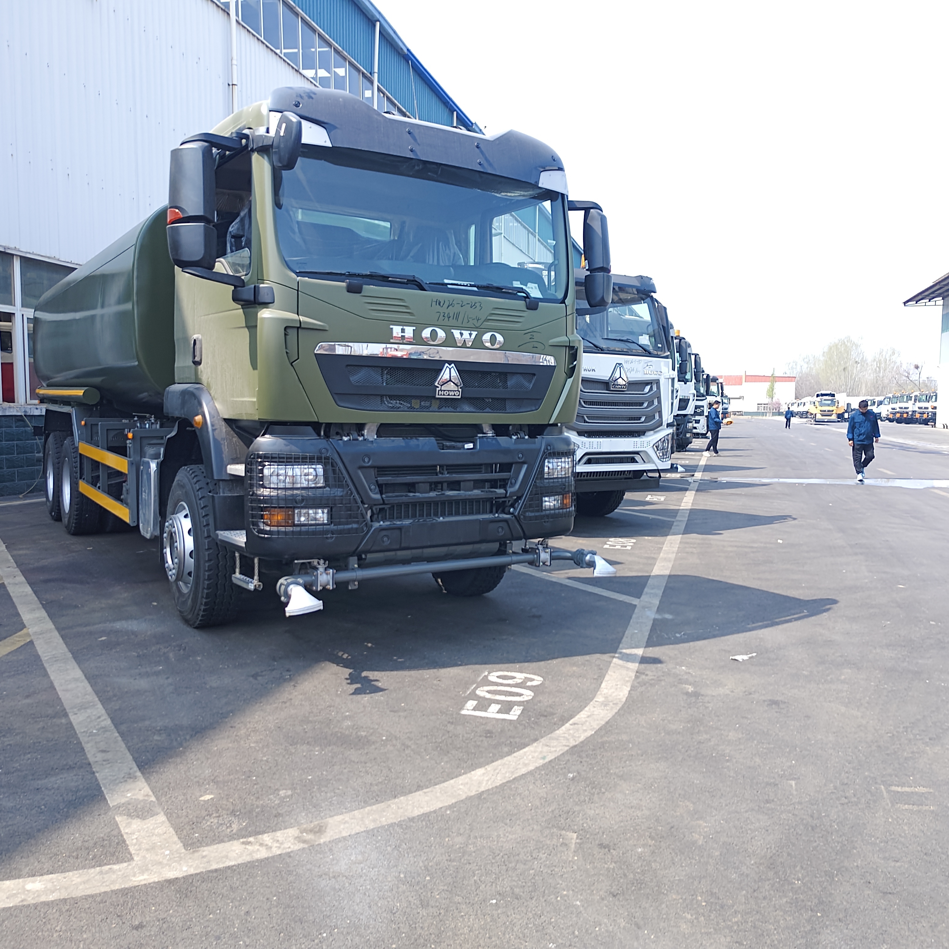 HOWO TX 6×4 Su Tankı Kamyonu 20T yararlı yük ve Euro 2 Emisyon Standartı ile yol toz bastırma ve belediye kullanımı için