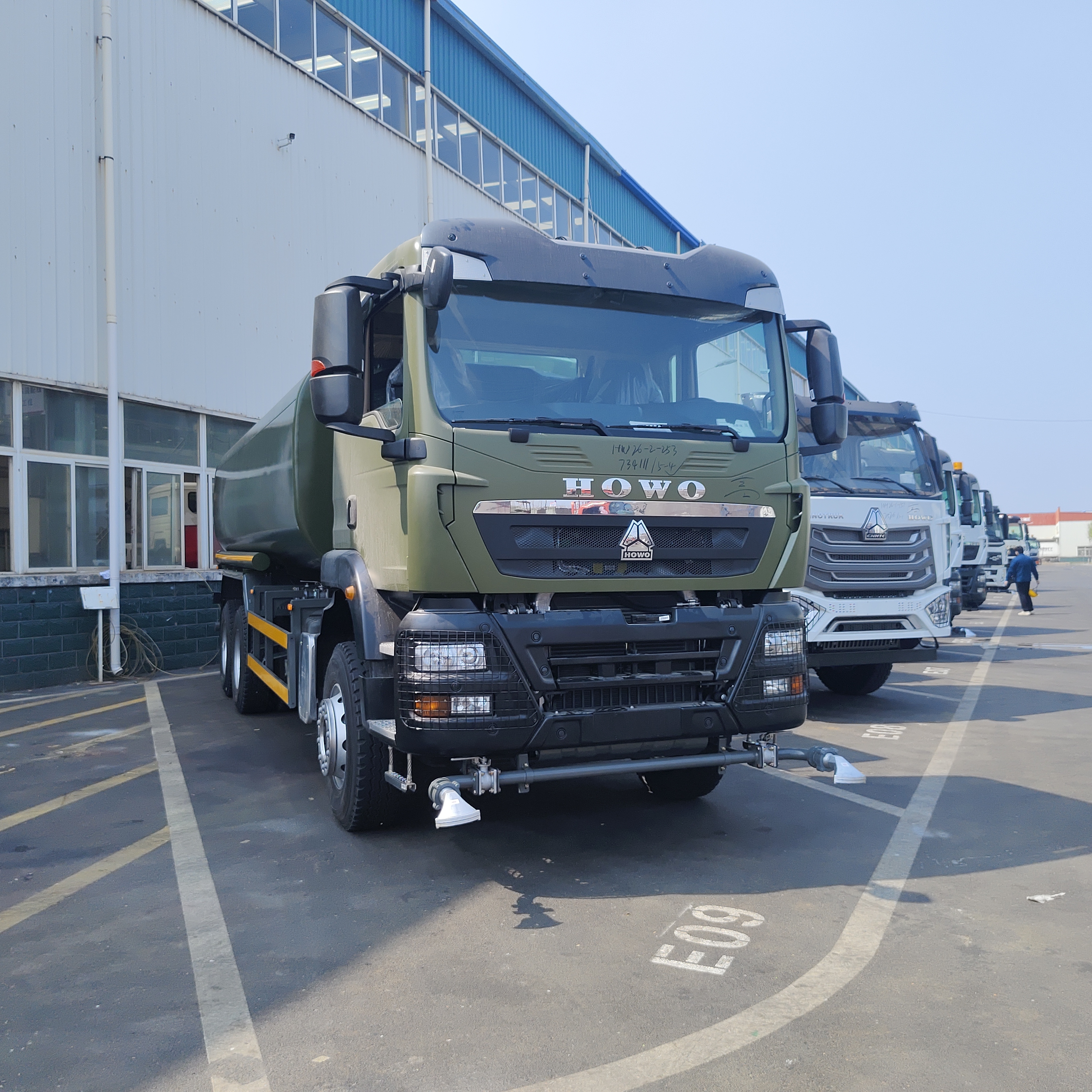 HOWO TX 6×4 Su Tankı Kamyonu 20T'lik yüküyle yol toz bastırma ve belediye temizliği için