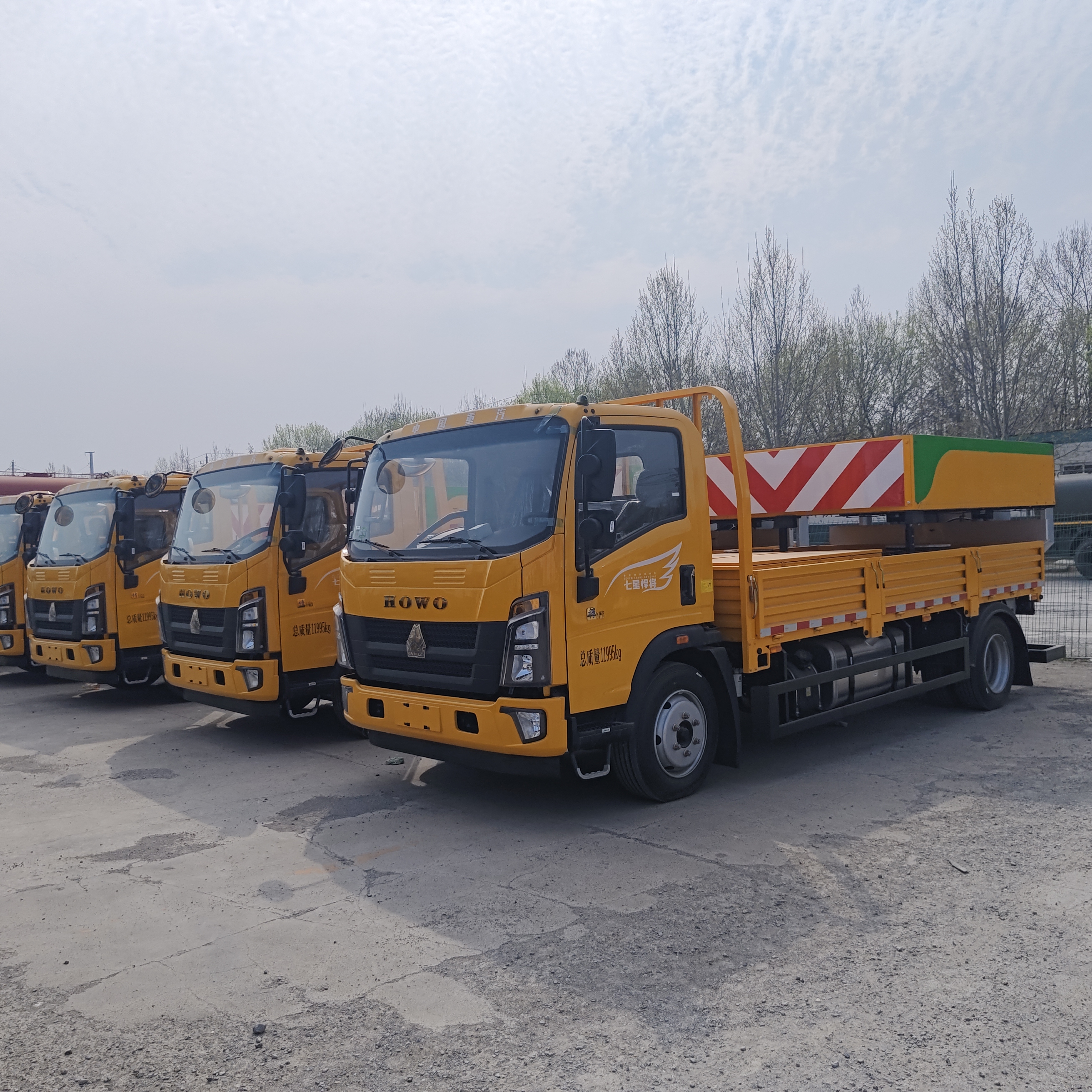 HOWO 4×2 Çarpışma Yastığı Kamyonu, Çok Katmanlı Çelik Enerji Emen Yapısı Hidrolik Yükseltme Sistemi ve Otoyol Güvenliği İçin LED Uyarı Fenerleri