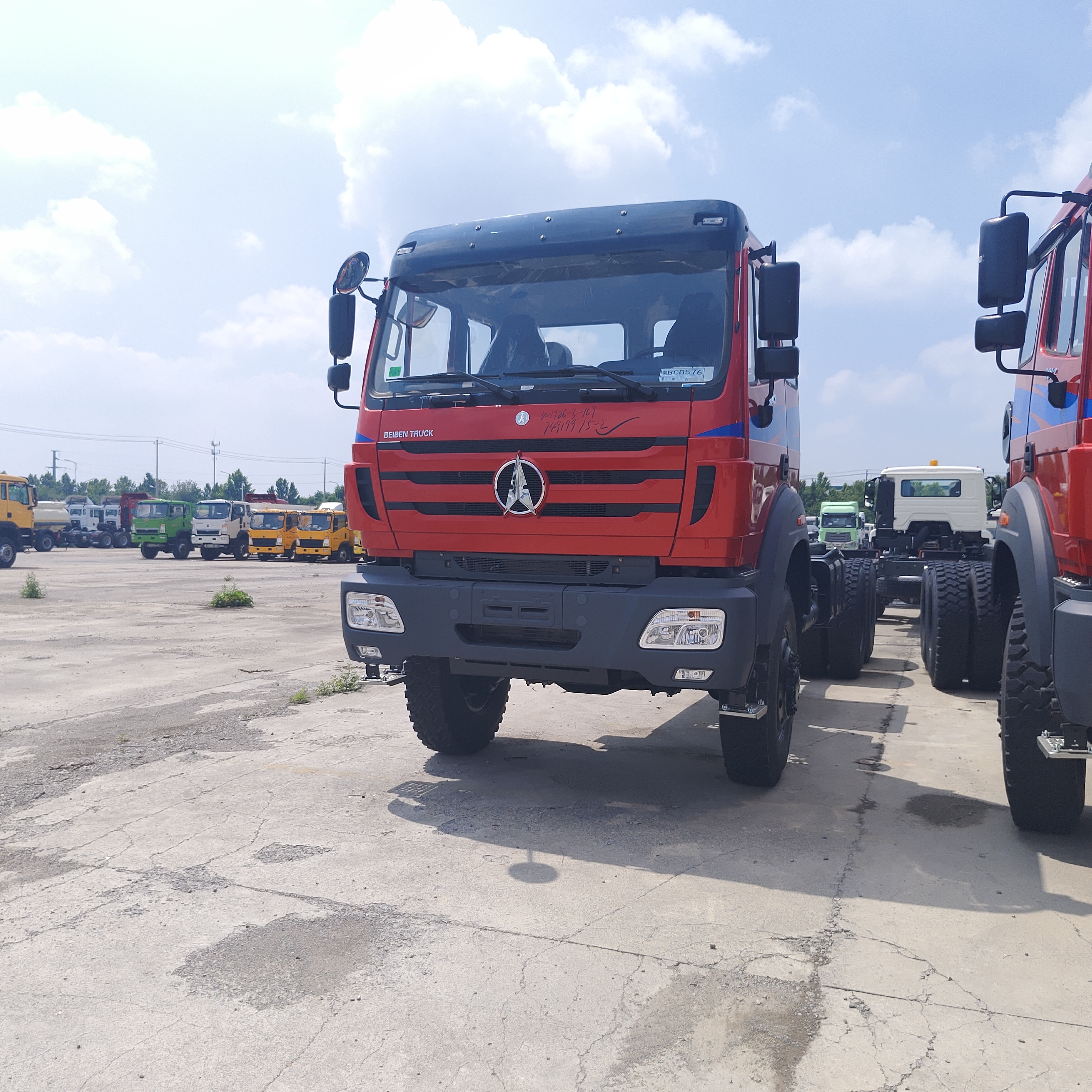 BEIBEN 2638 380HP WEICHAI Motoru ve Madencilik için Mercedes-Benz Teknoloji Şasi ile 4×4 Ağır Görevli Off-Road Çöp Kamyonu