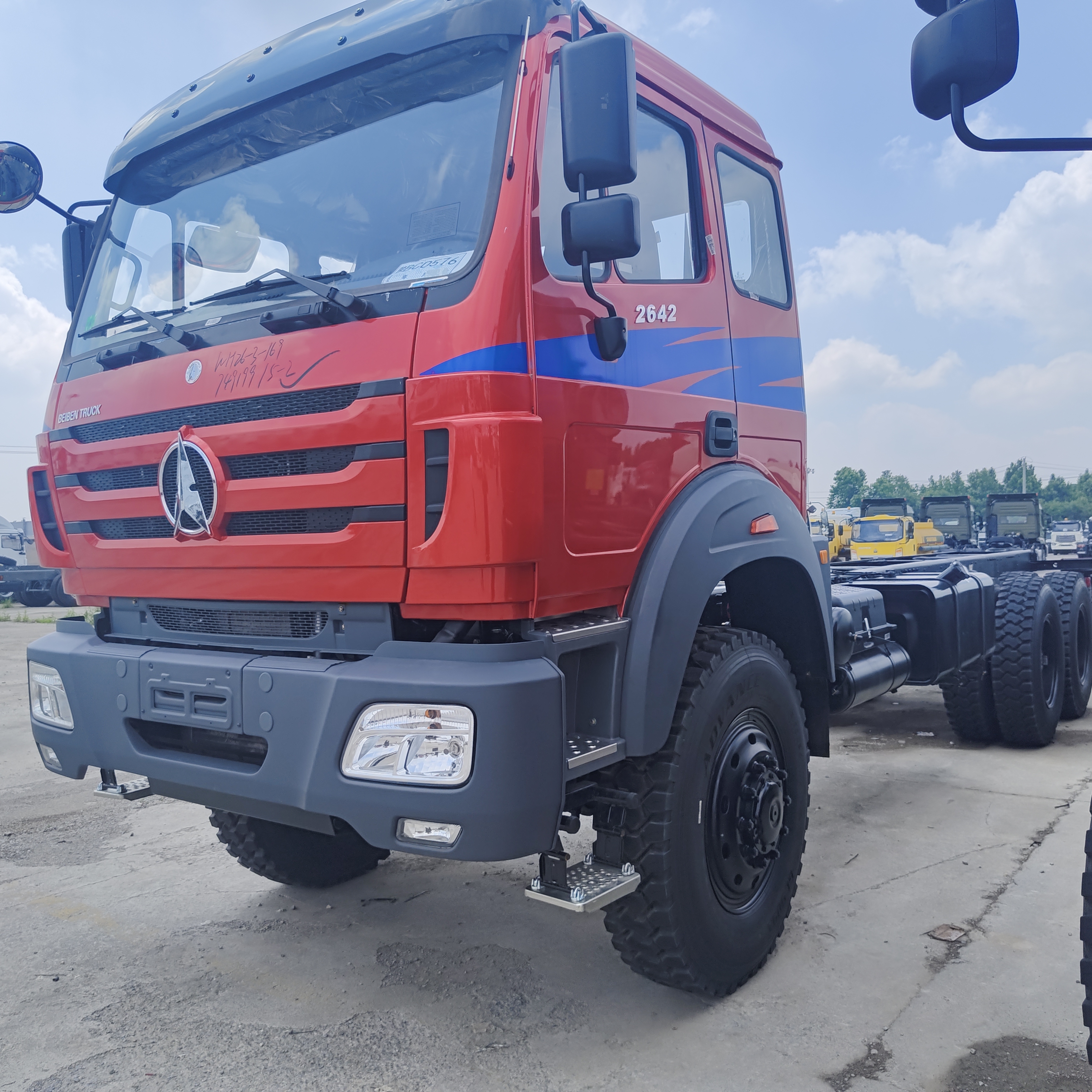 BEIBEN 2648 480HP WEICHAI motoru ve ağır yük madenciliği için 40-50 ton yararlı yüklü 8×4 madencilik atık kamyonu