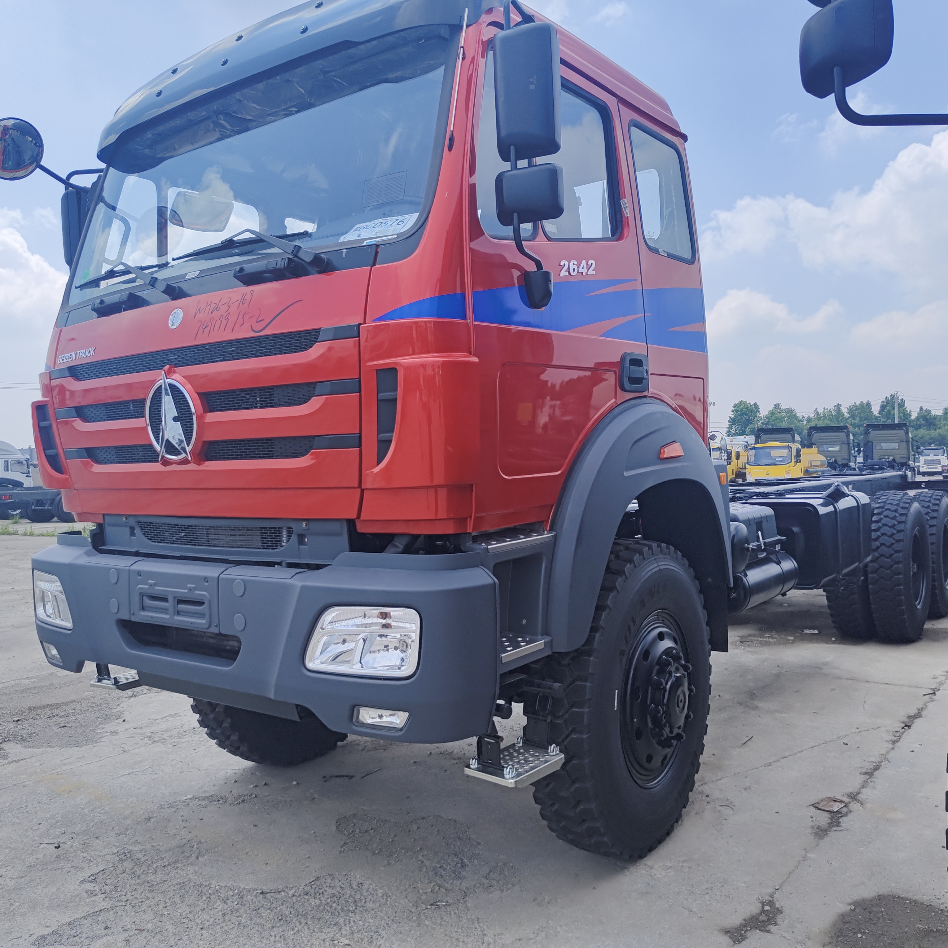 BEIBEN 2642 420HP WEICHAI motoru ve 30-40 ton ağır madencilik yükü ile 6×6 madencilik atık kamyonu