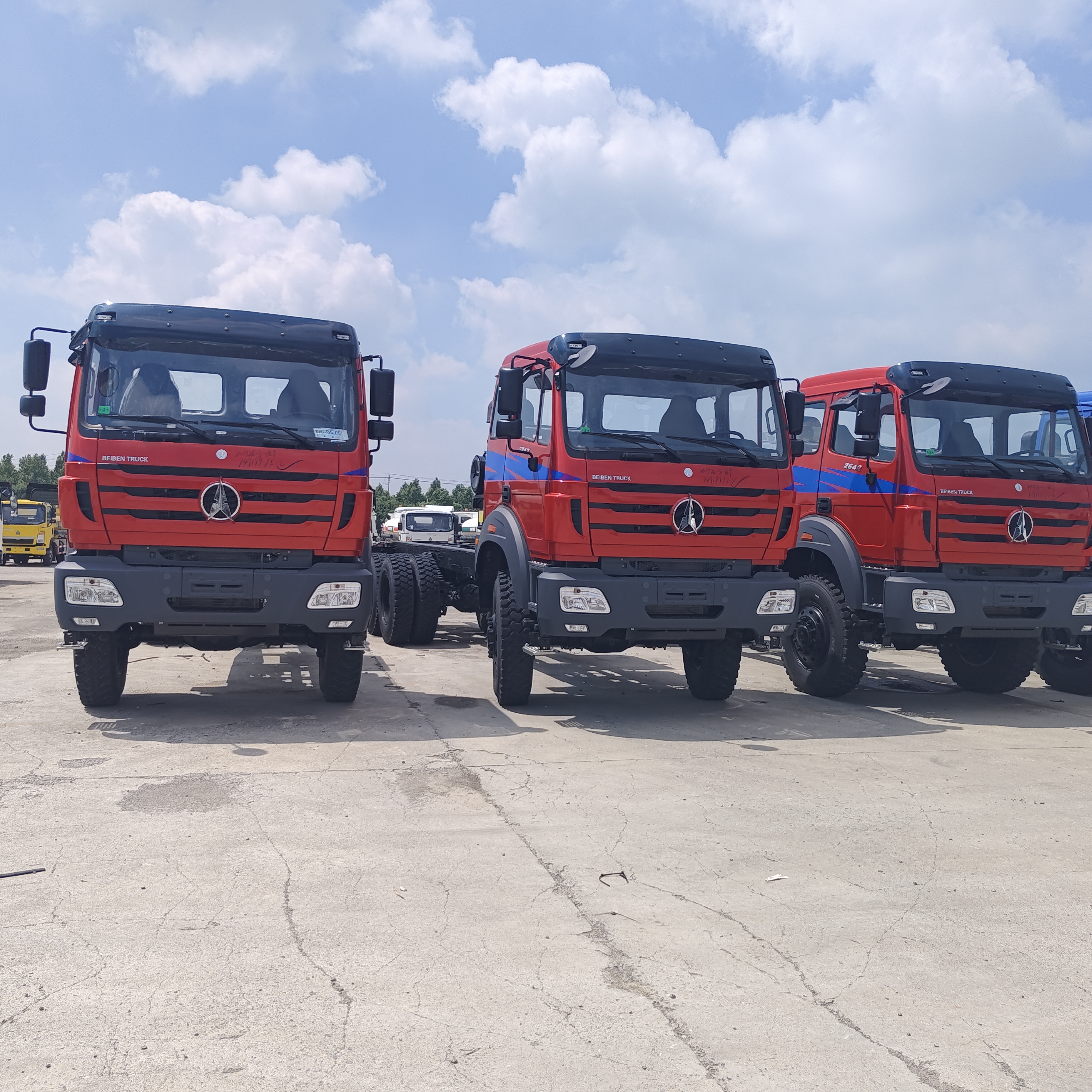 BEIBEN 2642 420 HP WEICHAI motoru ve madencilik ve inşaat için 25-35 ton yararlı yüklü 6 × 4 ağır görevli atık kamyonu