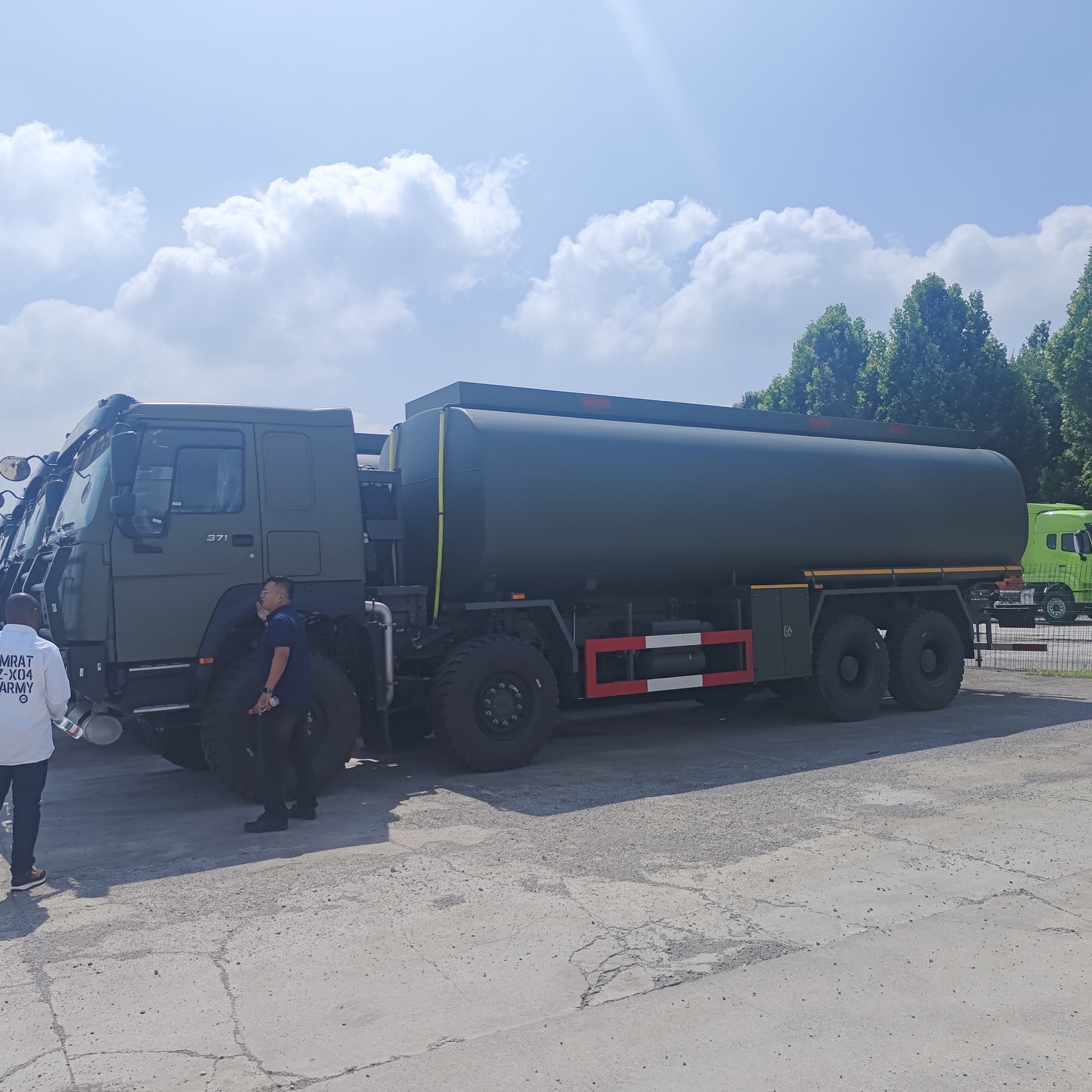 Ağır Hizmet Yakıt Taşımacılığı için 371HP Motorlu HOWO 8 × 8 60000L Yakıt Tankı Kamyonu