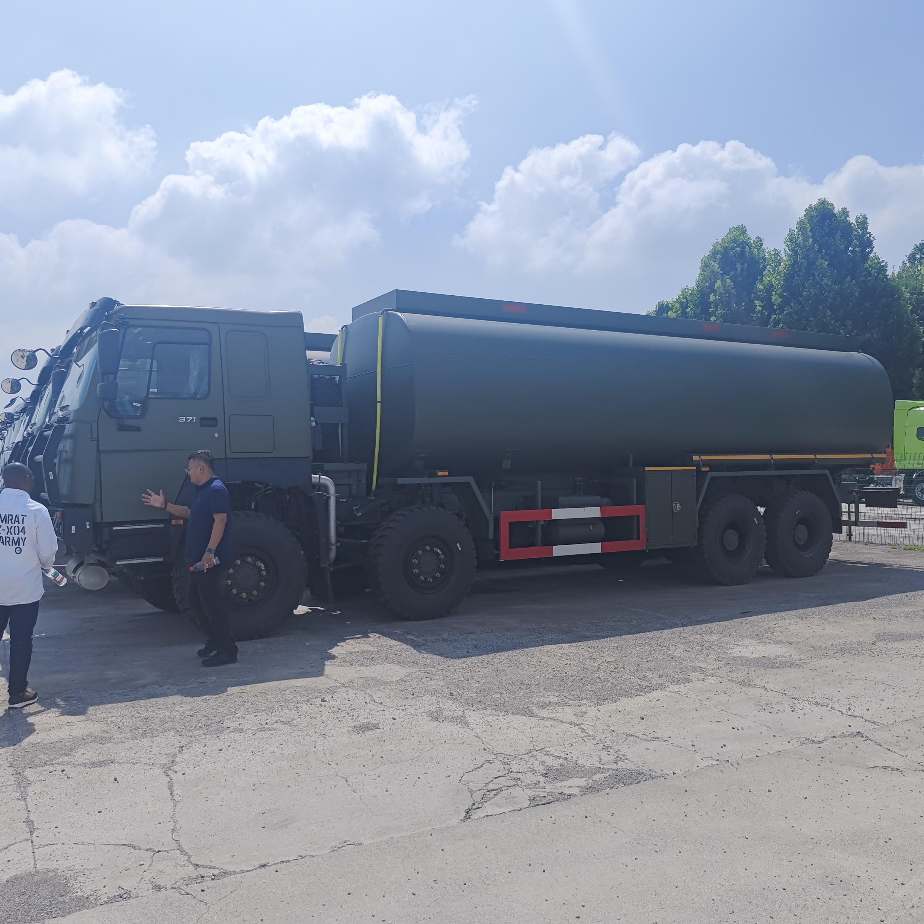 HOWO 8×8 371HP motorlu ve ağır yük yakıt taşımacılığı için 8×8 dört tekerlekten çekişli 45,000L yakıt tankı kamyonu