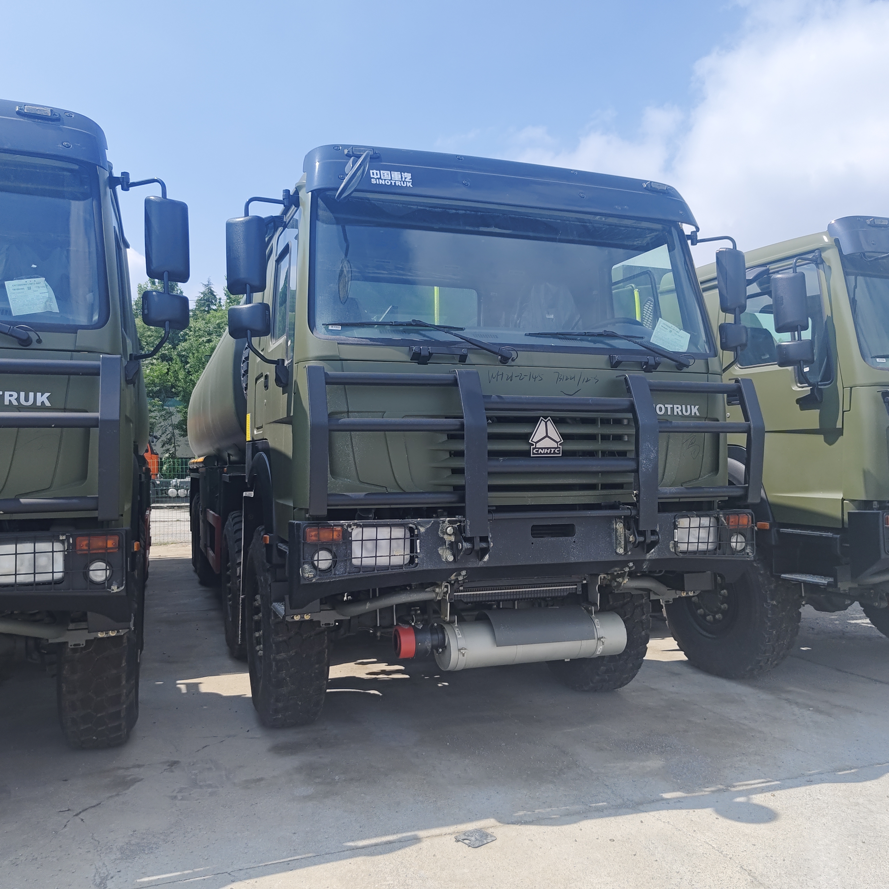 HOWO 8×8 40.000L yakıt tankı kamyonu, 371HP motorlu ve ağır yük yakıt taşımacılığı için 8×8 dört tekerlekten çekici