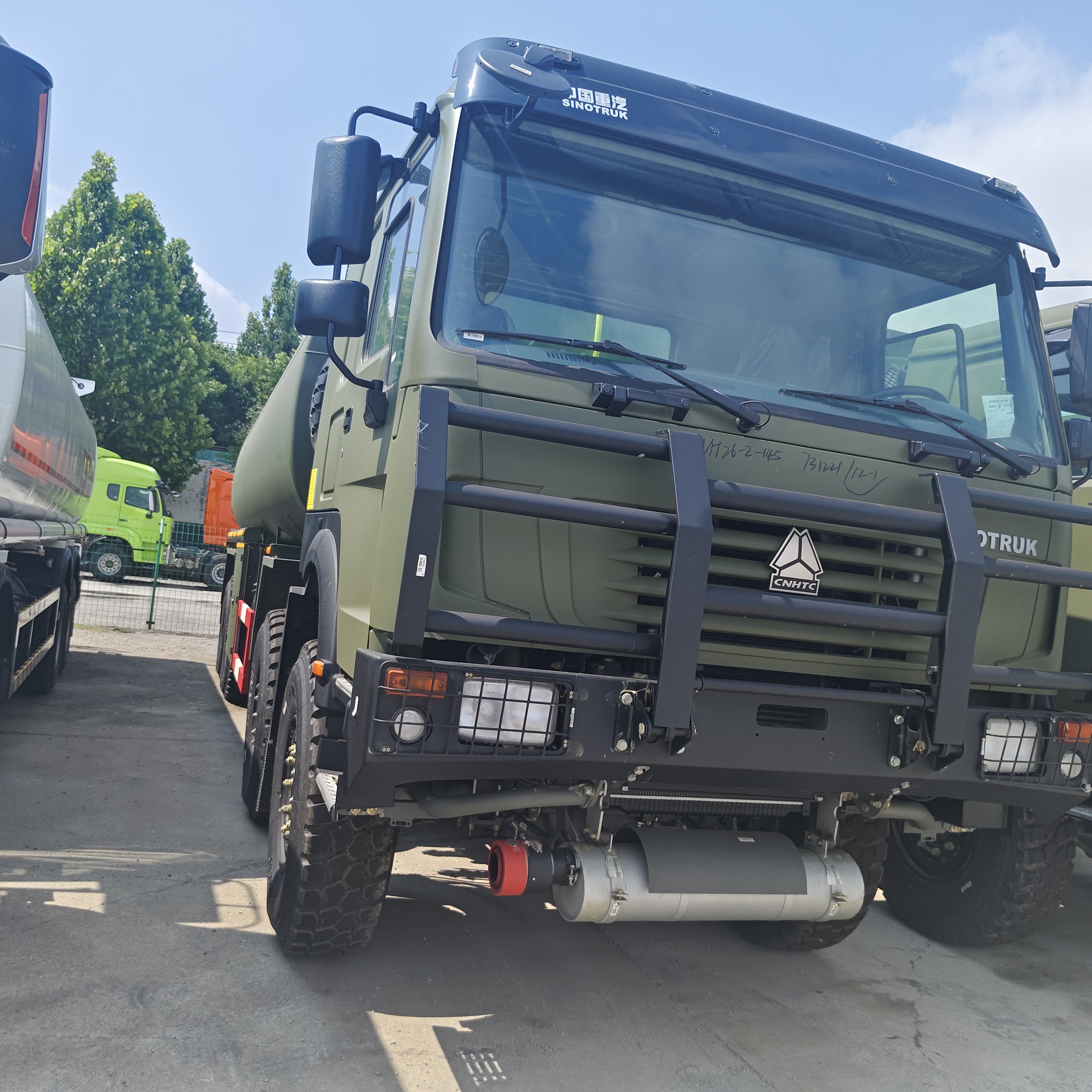 HOWO Ağır Güçlü Yakıt Taşımacılığı için 30000L Kapasite ve 371HP Motorlu 8×8 Yakıt Tank Kamyonu