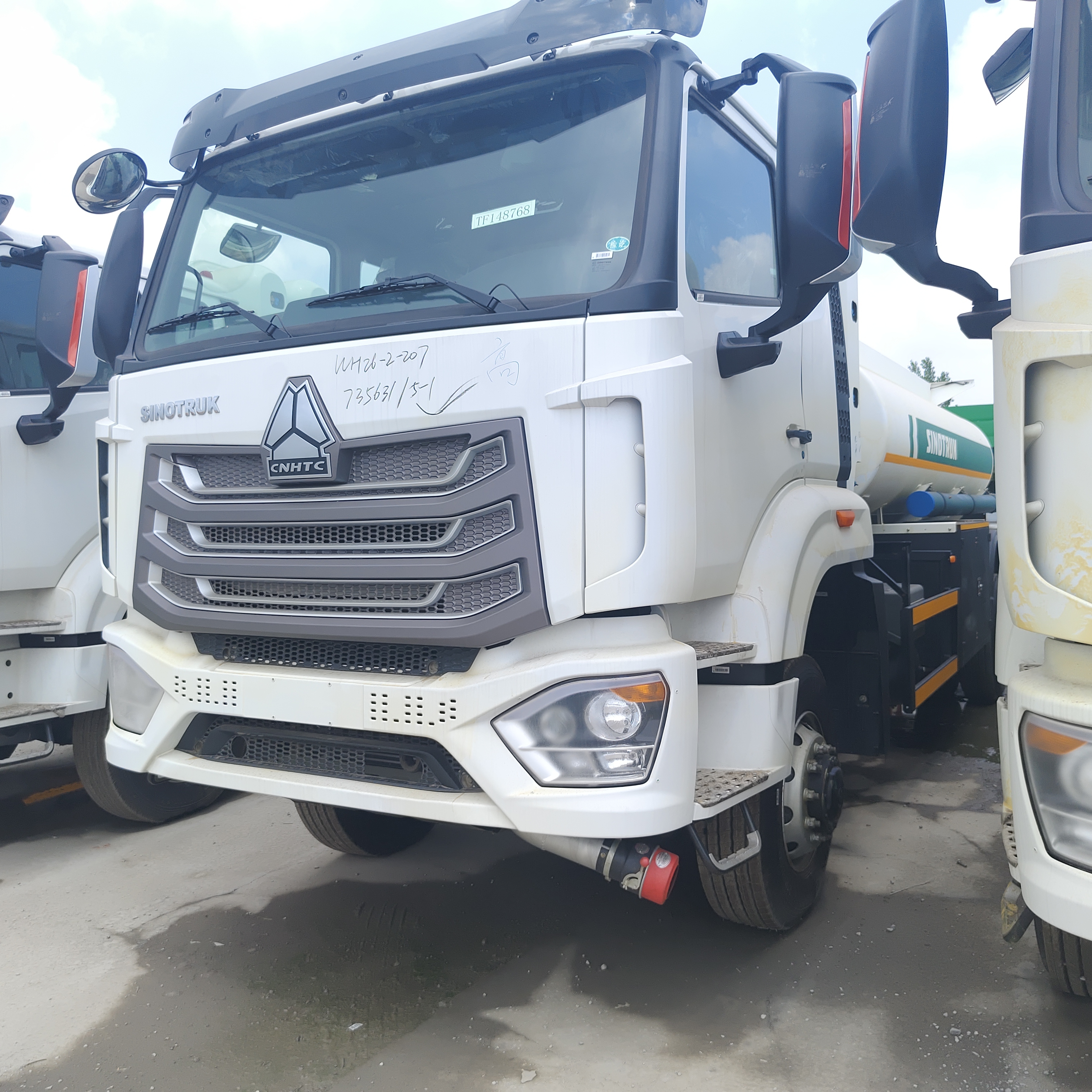 HOWO NX 6×4 CNG yakıt tankı, 400 HP motorlu ve dizel ve benzin taşımacılığı için 30.000L kapasiteli