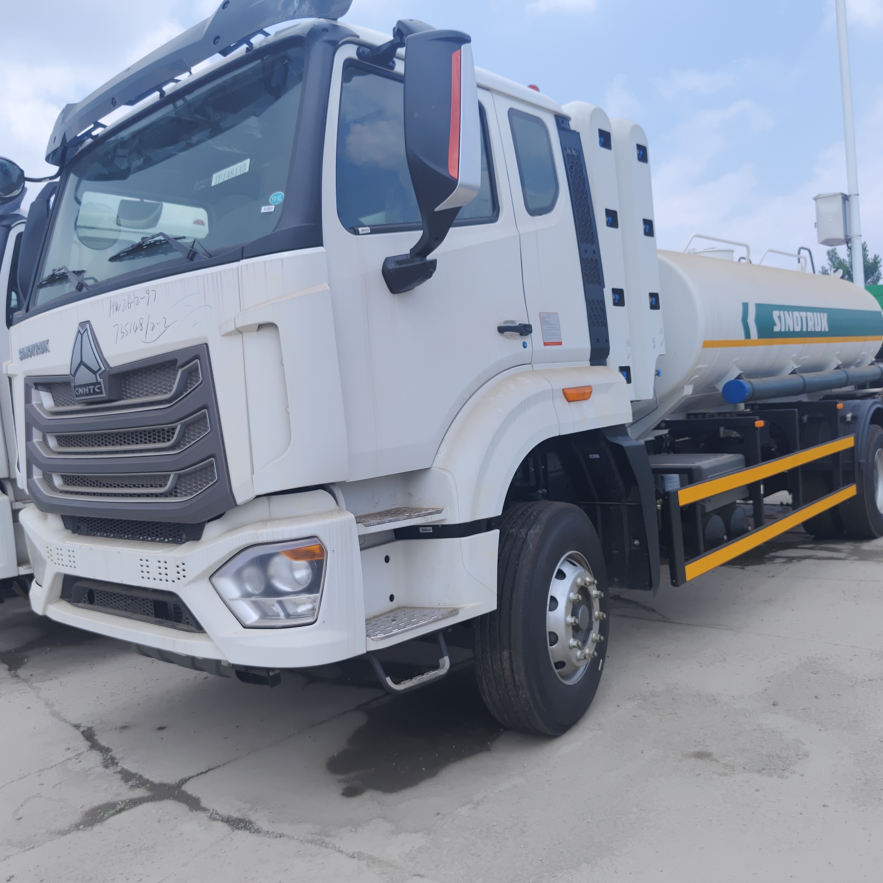 HOWO NX 6×4 CNG Yakıt Tankı Kamyonu, Dizel ve Benzin Taşımacılığı için 400HP Motorlu ve 20T Yüklü