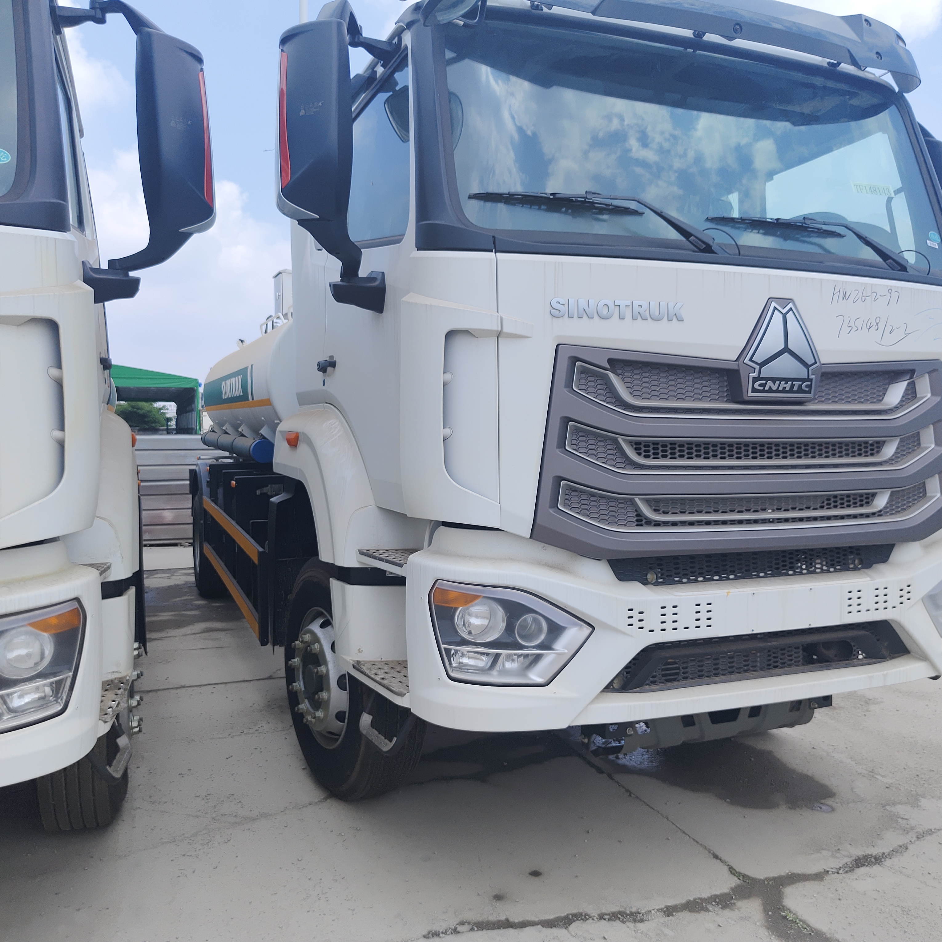 HOWO NX 6×4 CNG Yakıt Tankı Kamyonu, Dizel ve Benzin Taşımacılığı için 400HP Motorlu ve 20T Yüklü