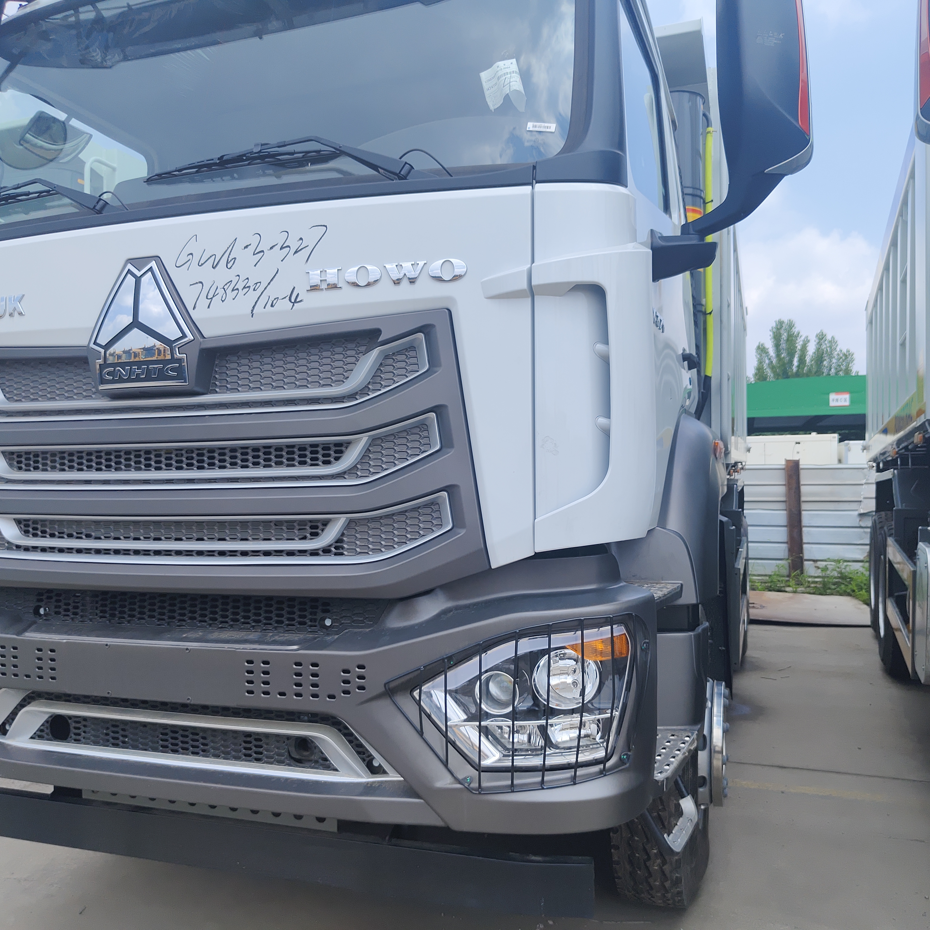 HOWO NX 6 × 4 Ağır Görevli Çöp Kamyonu 400 HP Motor ve 20CBM Çöp Vücudu ile Madencilik ve İnşaat için