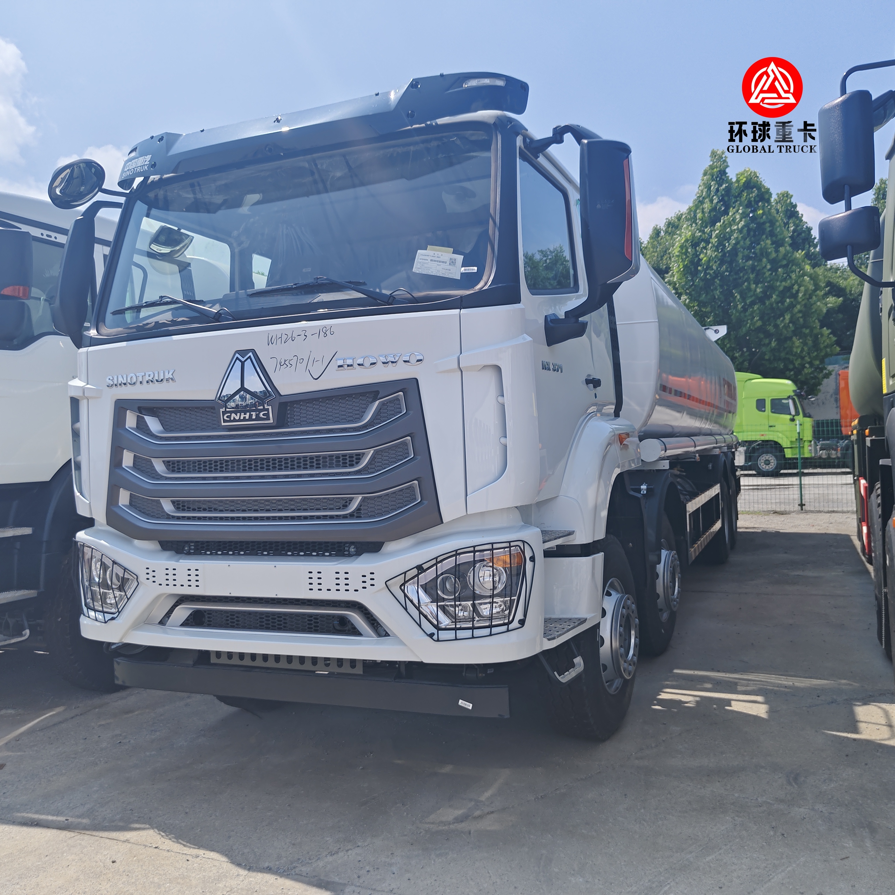 HOWO NX 8x4 30000L Yakıt Tanklı Kamyon Mozambik Pazarı için Ağır Görevli Dizel Bowser Kamyon